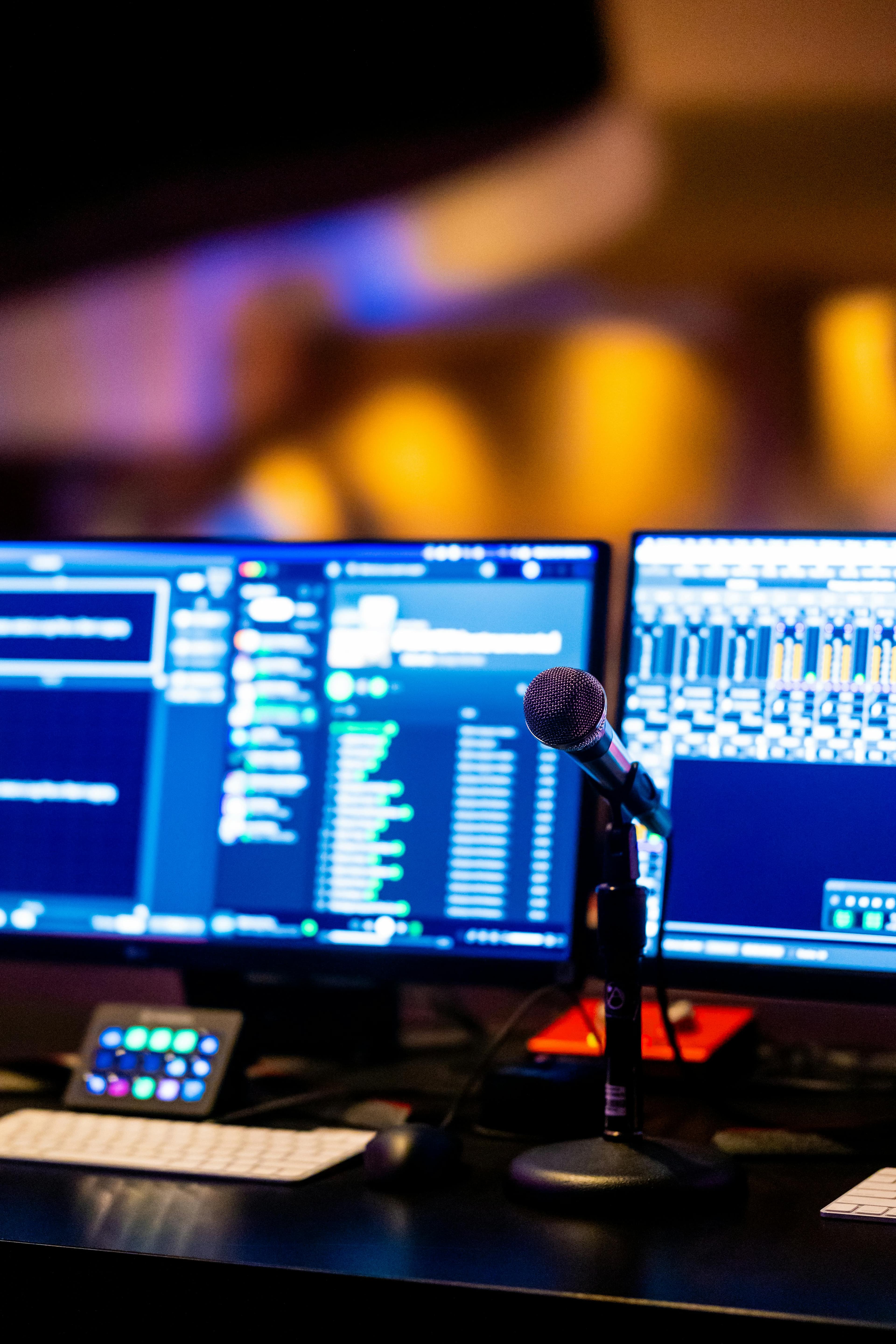 Microfone e monitores em estúdio, representando criação musical com IA