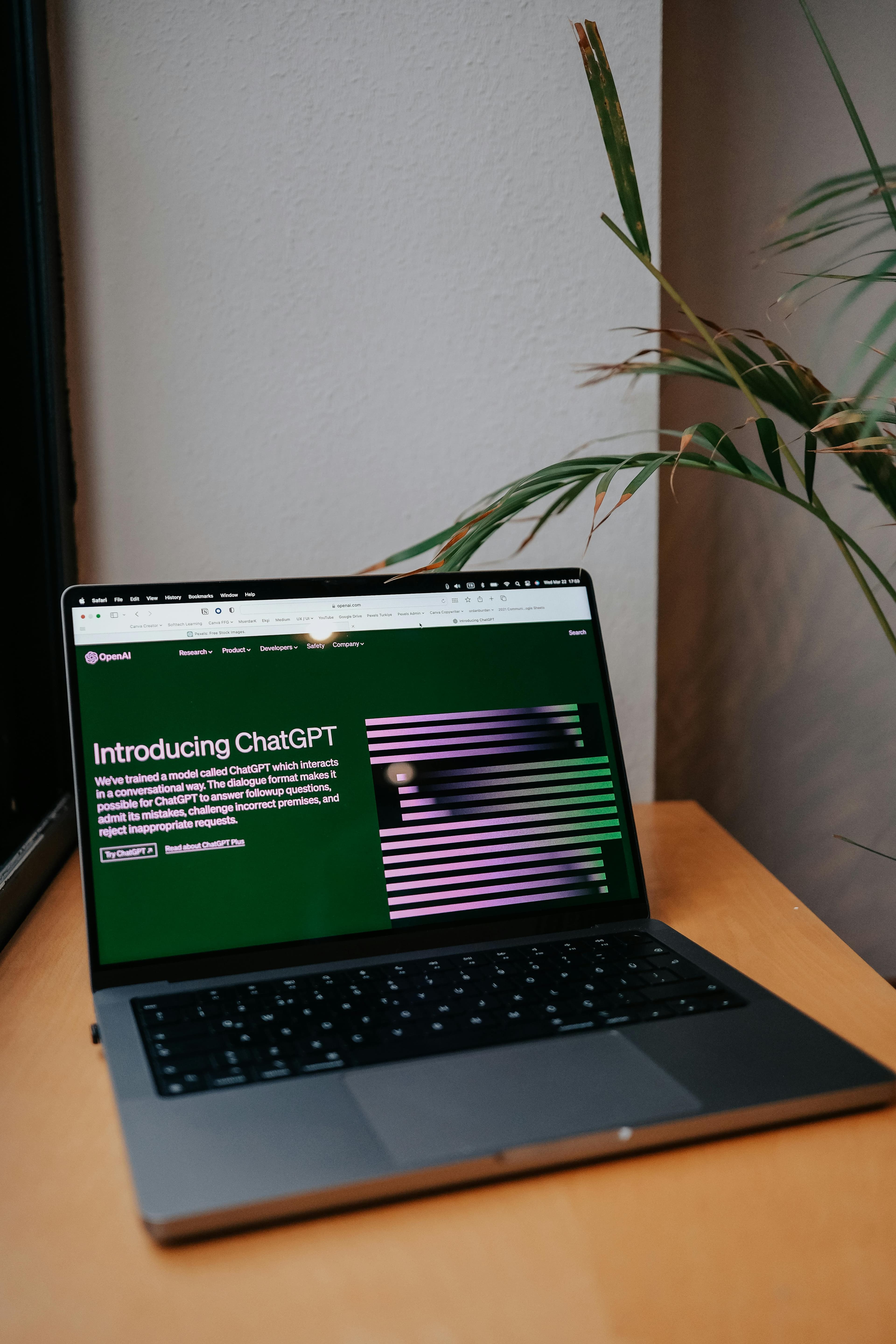 Laptop com interface de IA em ambiente de trabalho