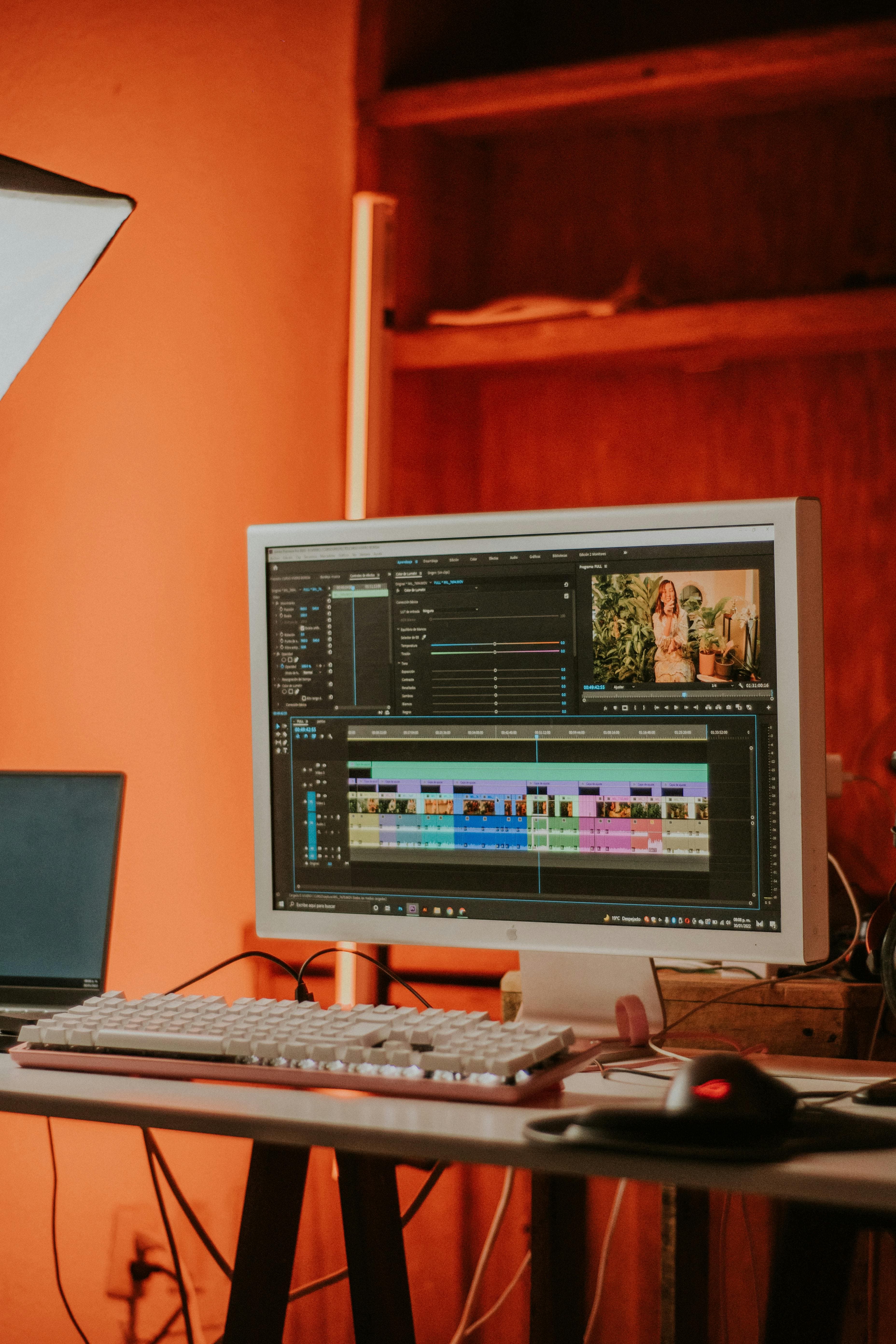 Estação de edição de vídeo com software aberto em monitor
