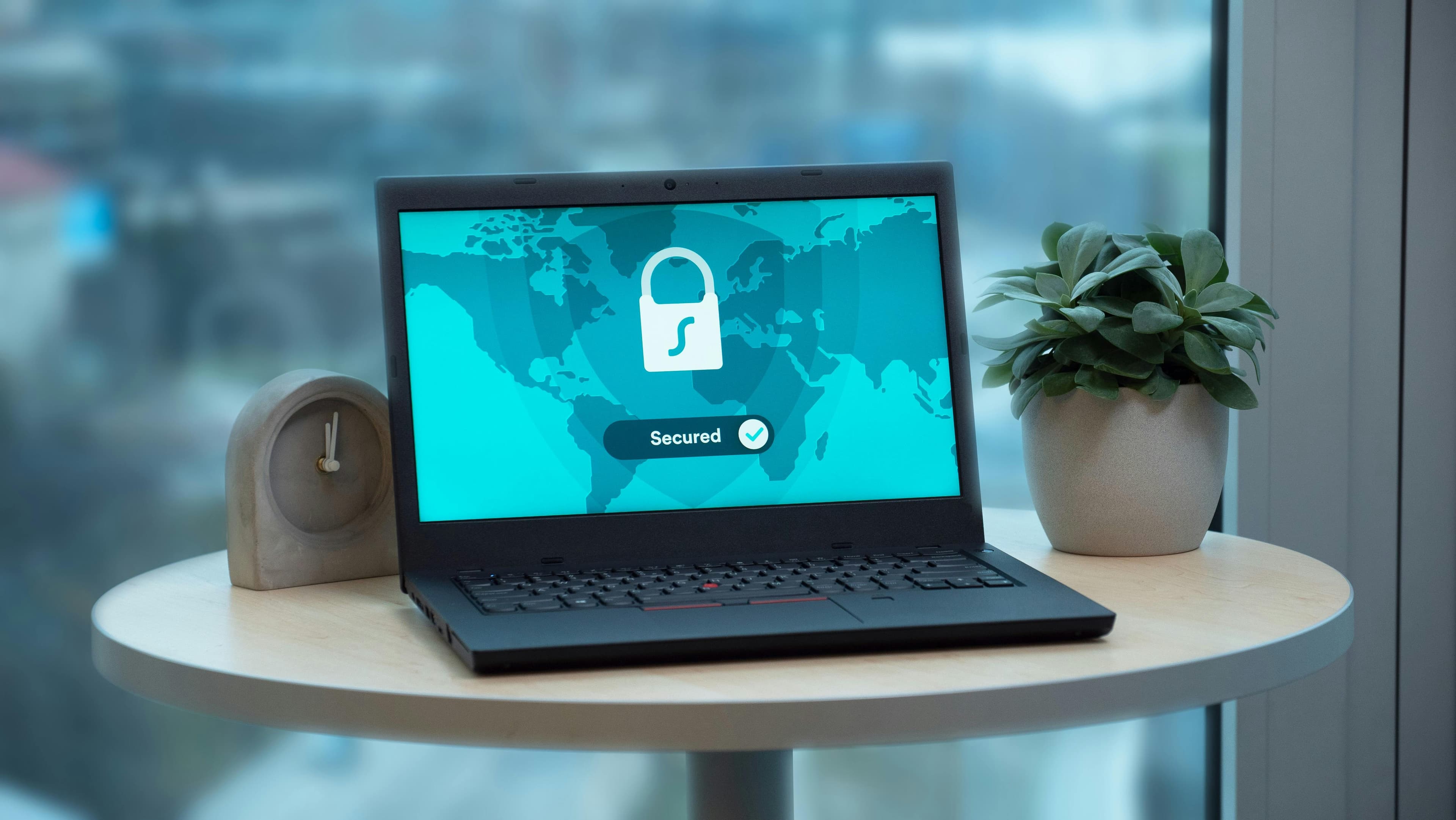 Laptop com ícone de cadeado em tela, simbolizando segurança no ChatGPT