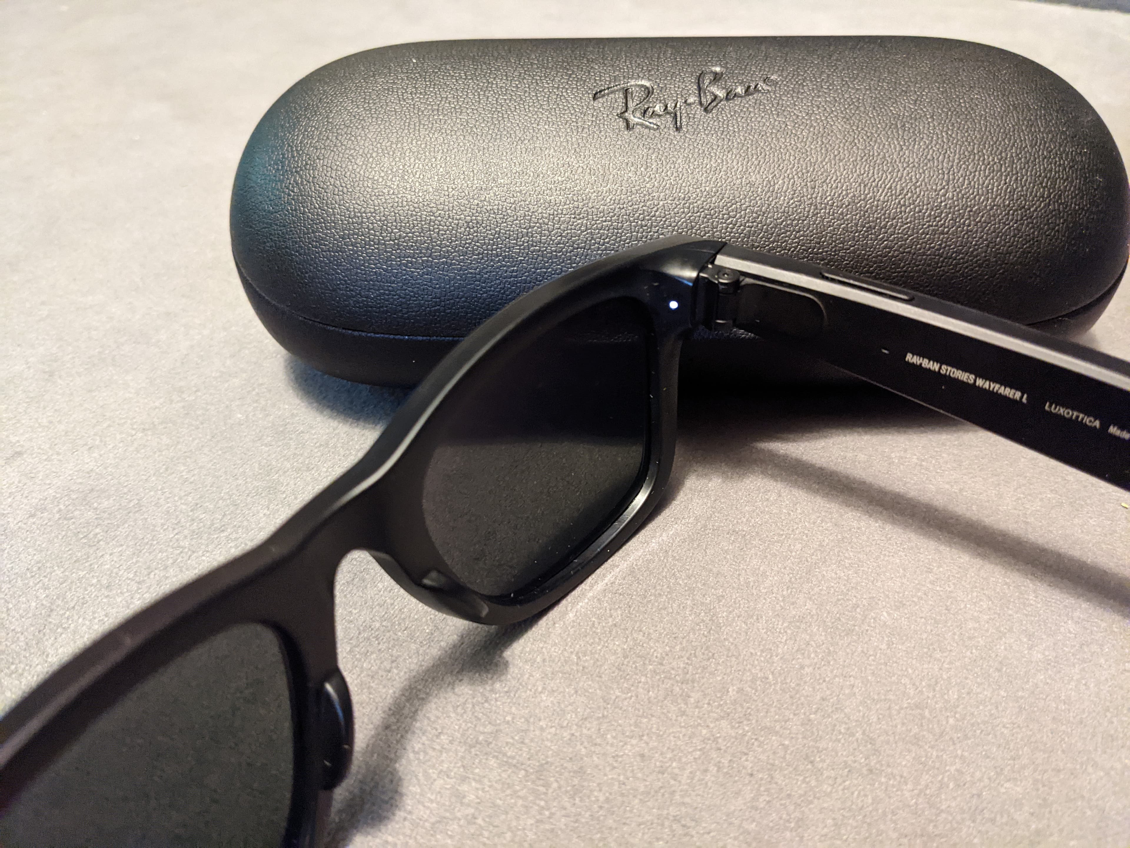Ray‑Ban Stories com LED de feedback aceso e case de carregamento
