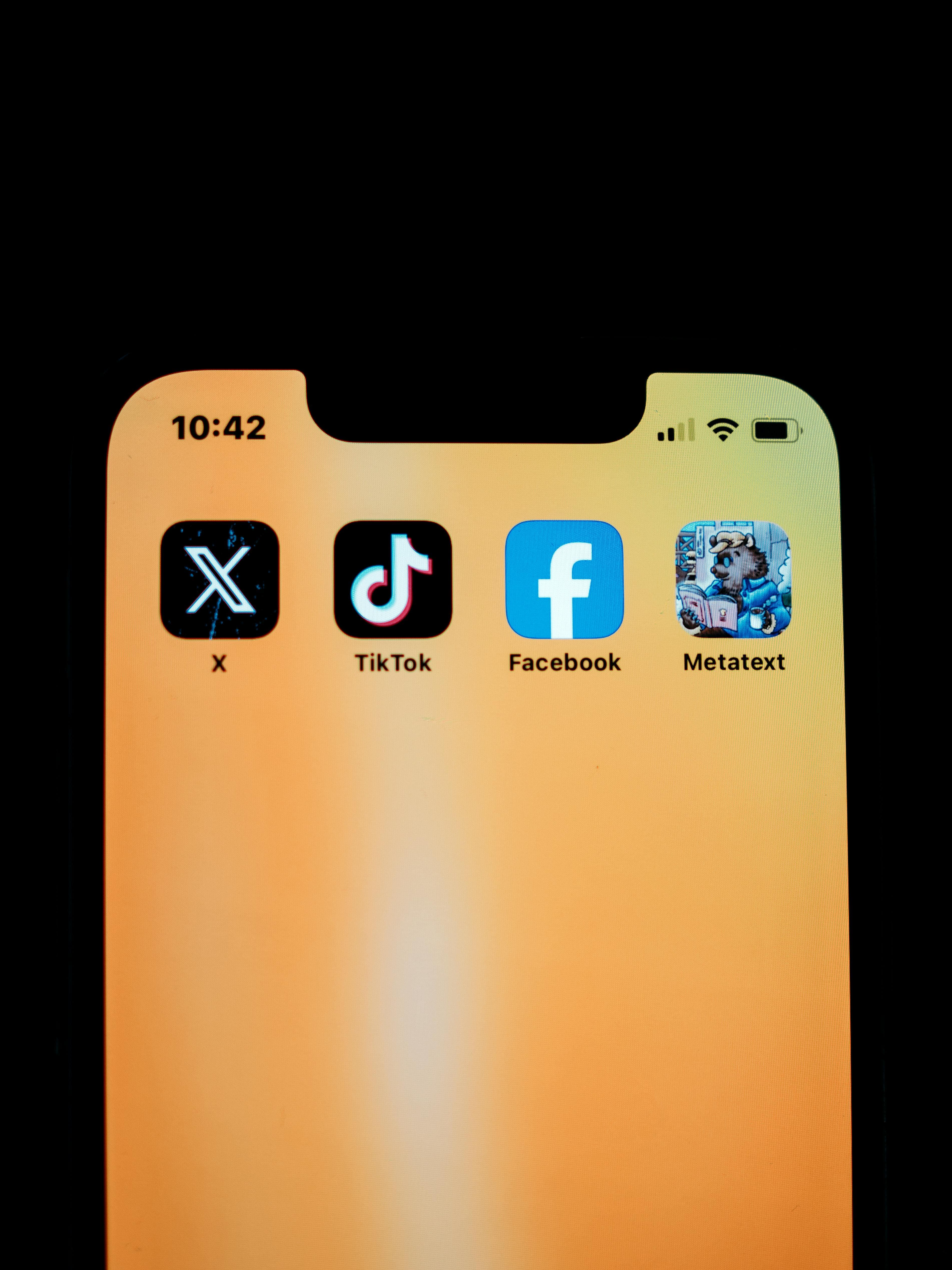 Close no topo de um smartphone com ícones de apps sociais