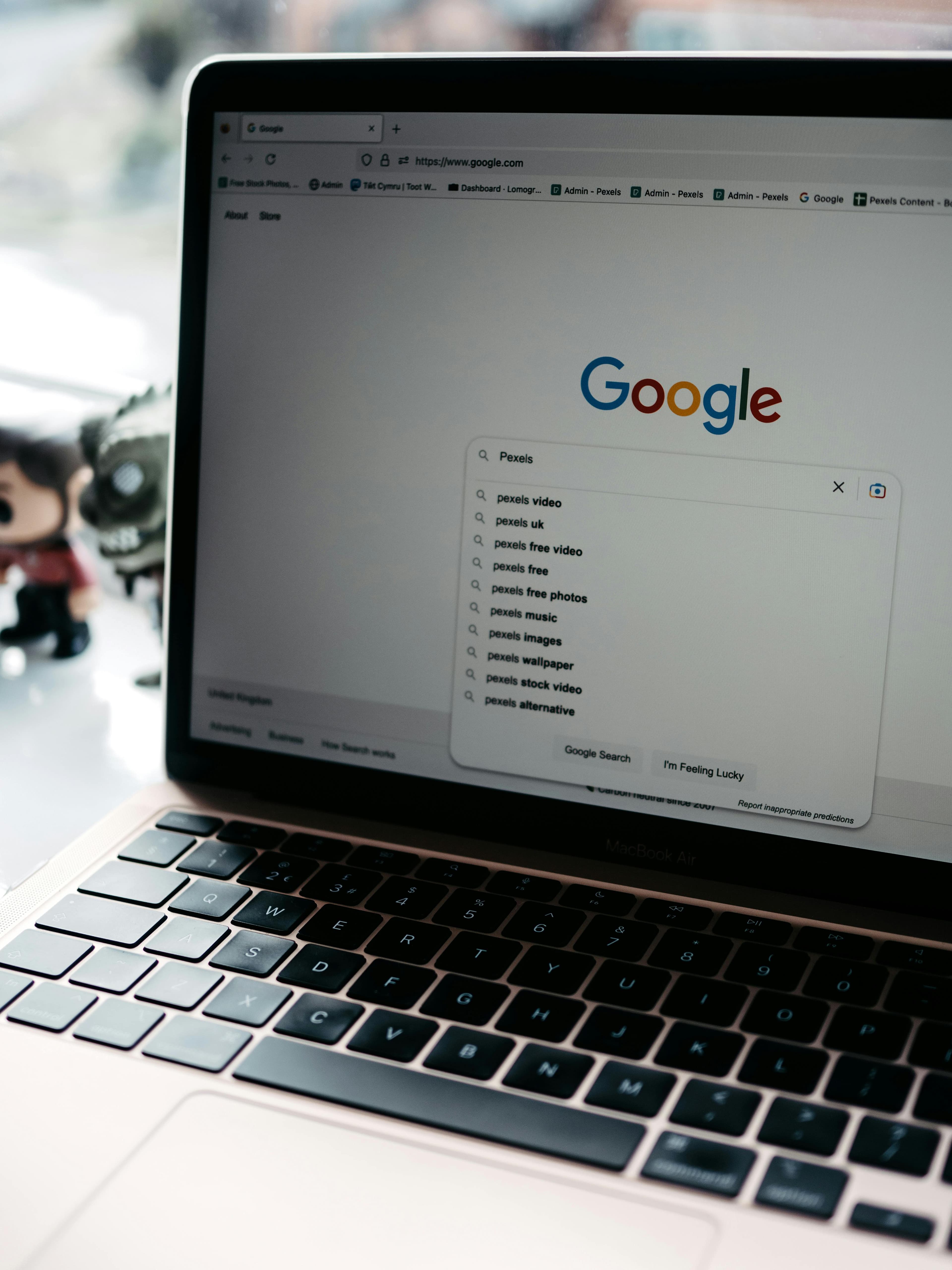 Tela de laptop mostrando a página de busca do Google com a barra de pesquisa em destaque