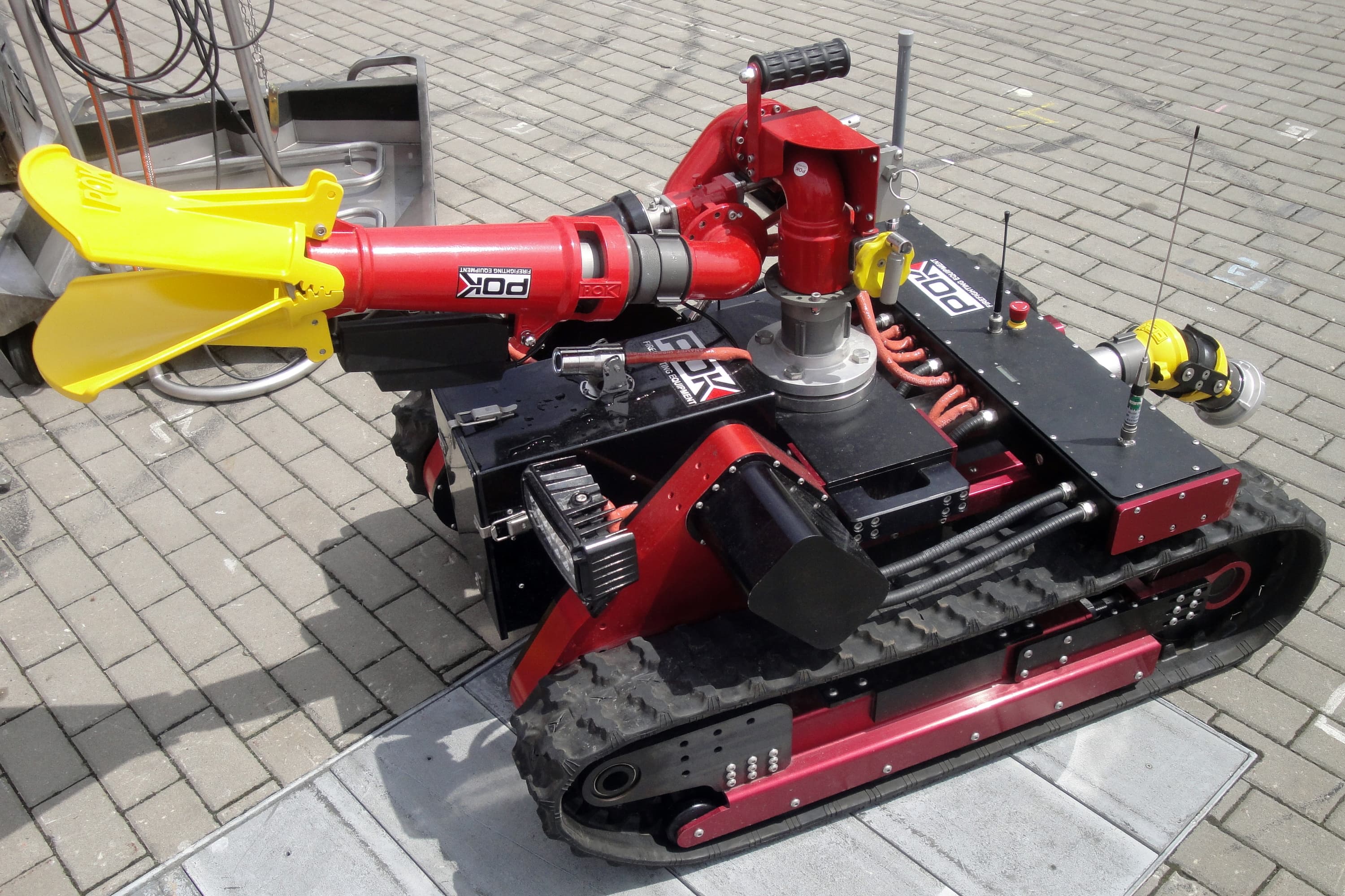 Robô terrestre de combate a incêndios com canhão monitorado em ambiente externo