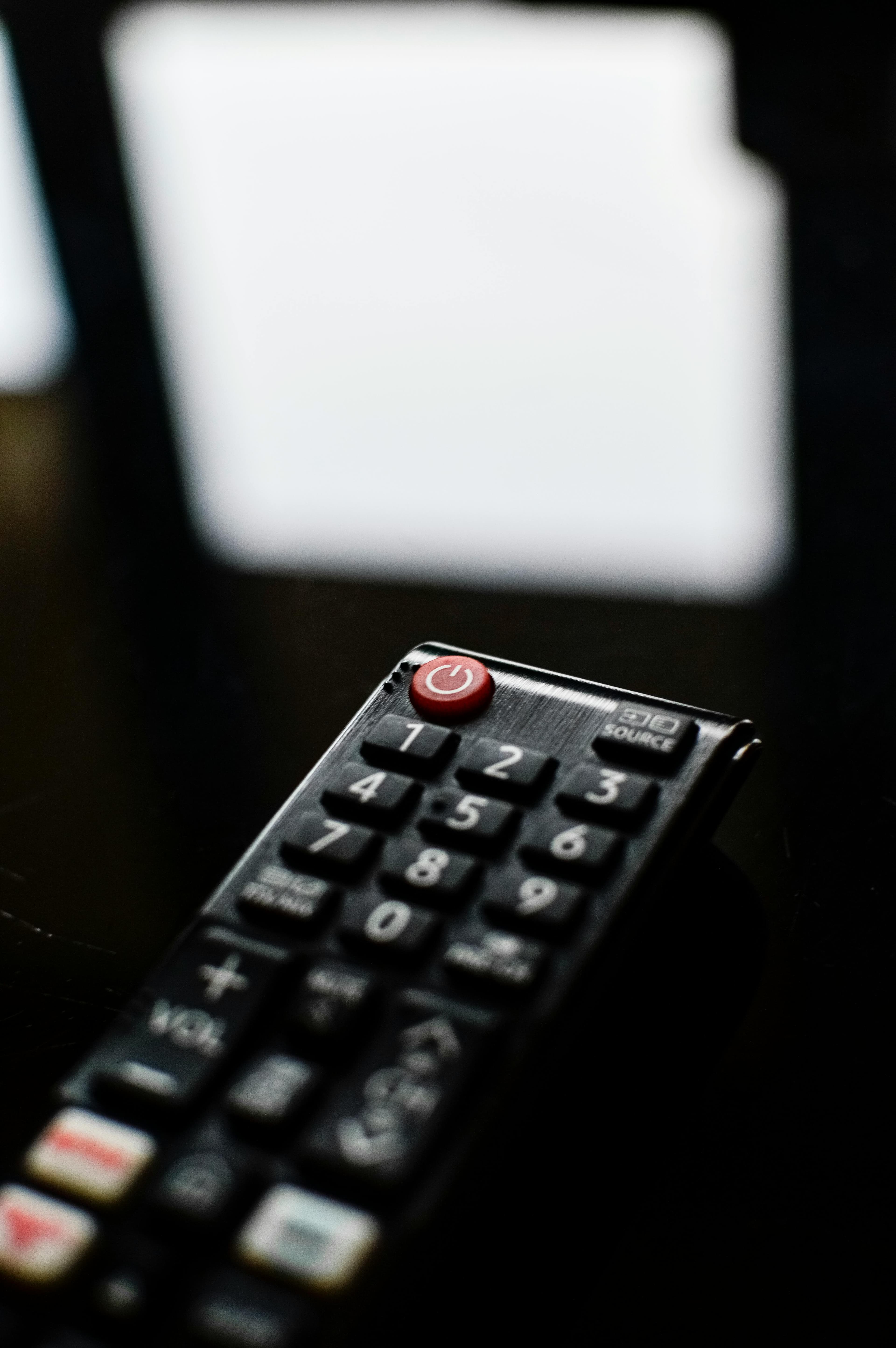 Controle remoto de TV em close, símbolo de interação com IA na smart TV