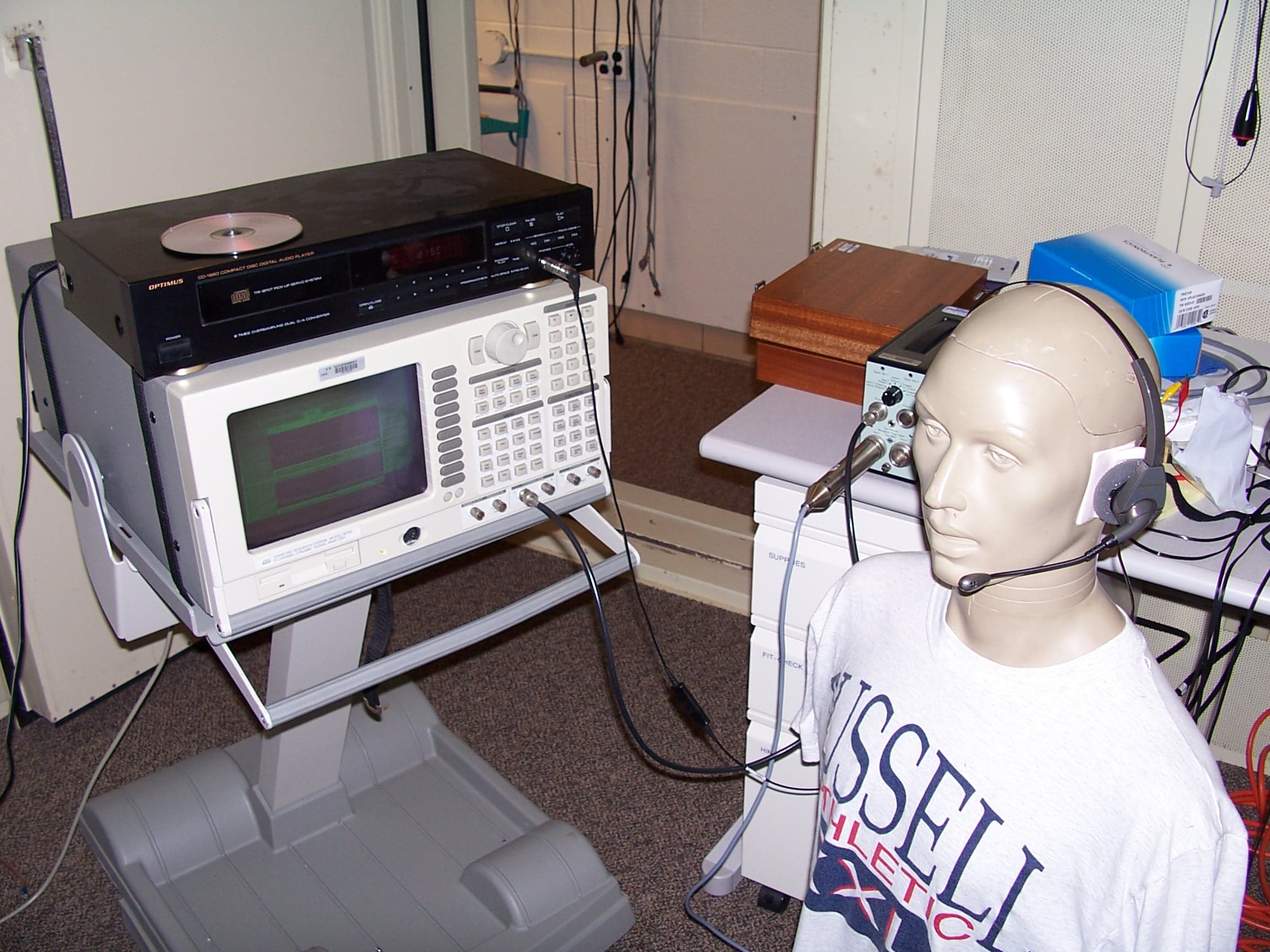 Headset de atendimento acoplado a manequim de teste em laboratório de áudio