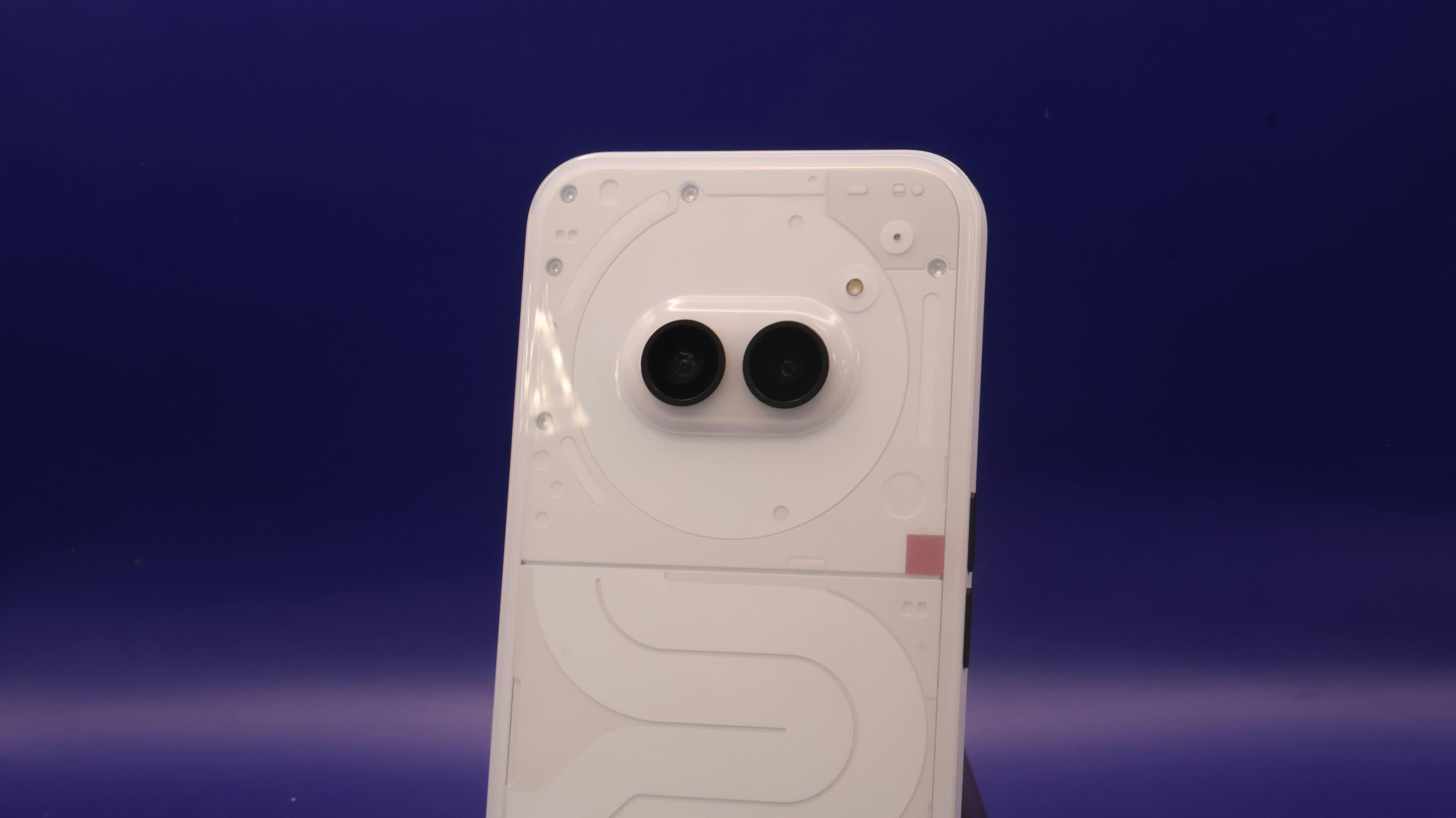 Detalhe de smartphone moderno com câmeras duplas, fundo azul