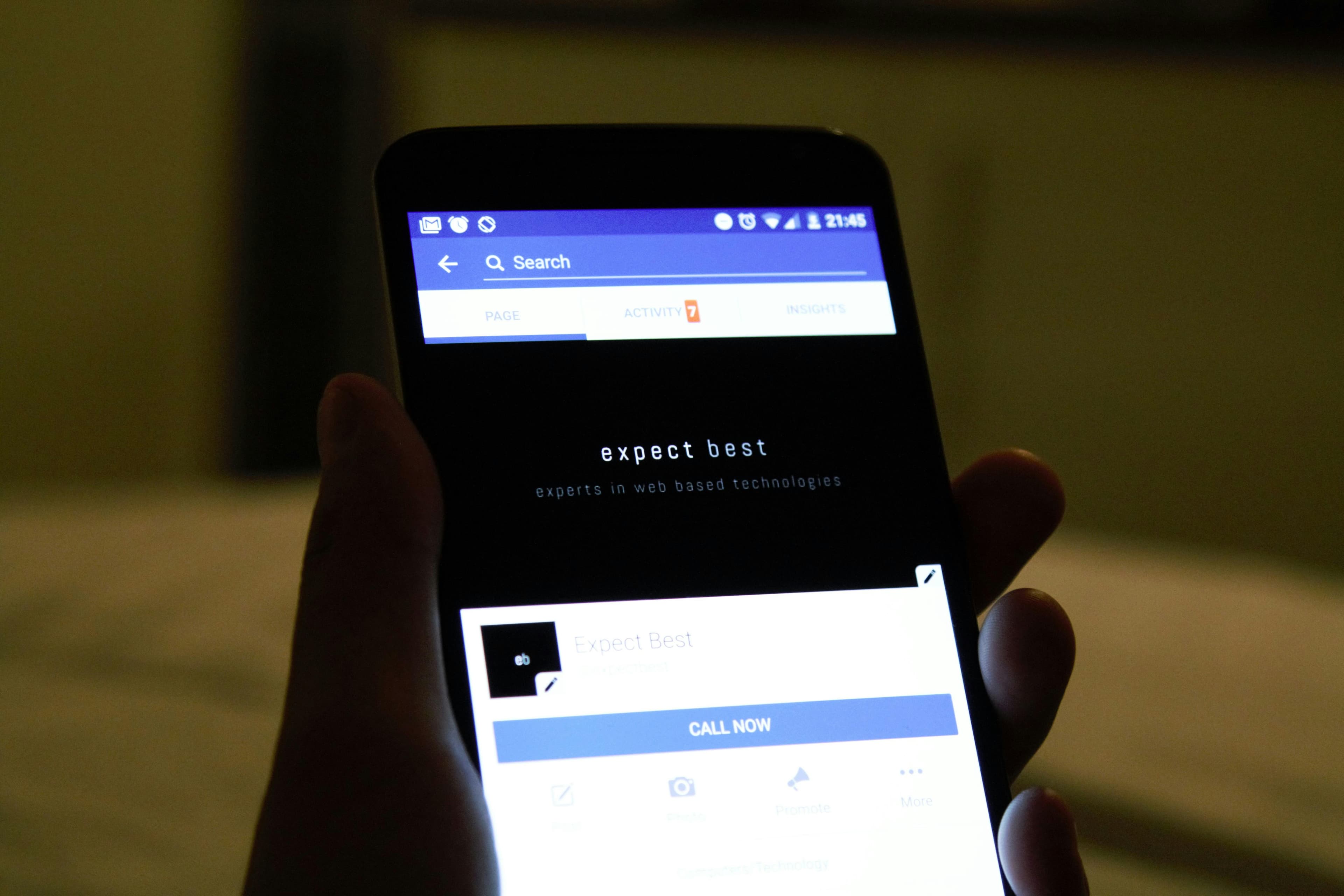 Pessoa segurando smartphone com aplicativo aberto, simbolizando busca visual no celular