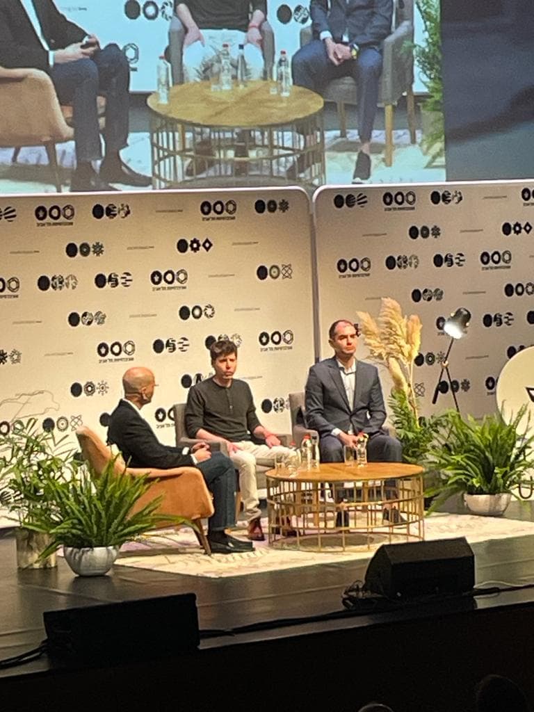 Ilya Sutskever e Sam Altman em painel na Universidade de Tel Aviv