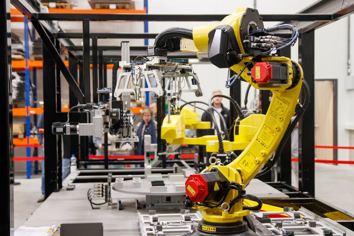 Braço robótico industrial operando em fábrica moderna