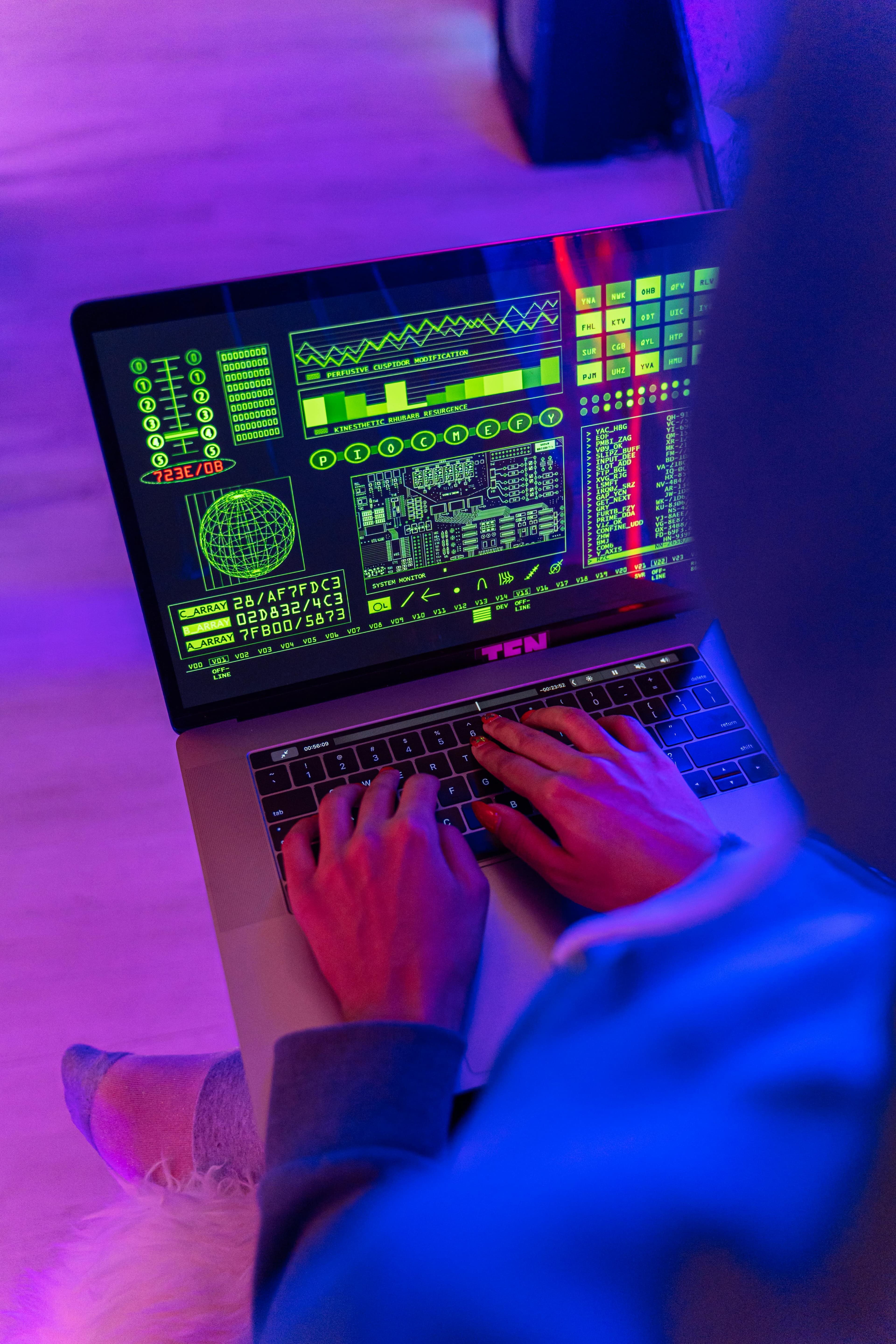 Tela de laptop com gráficos e código, representando testes e benchmarks de IA