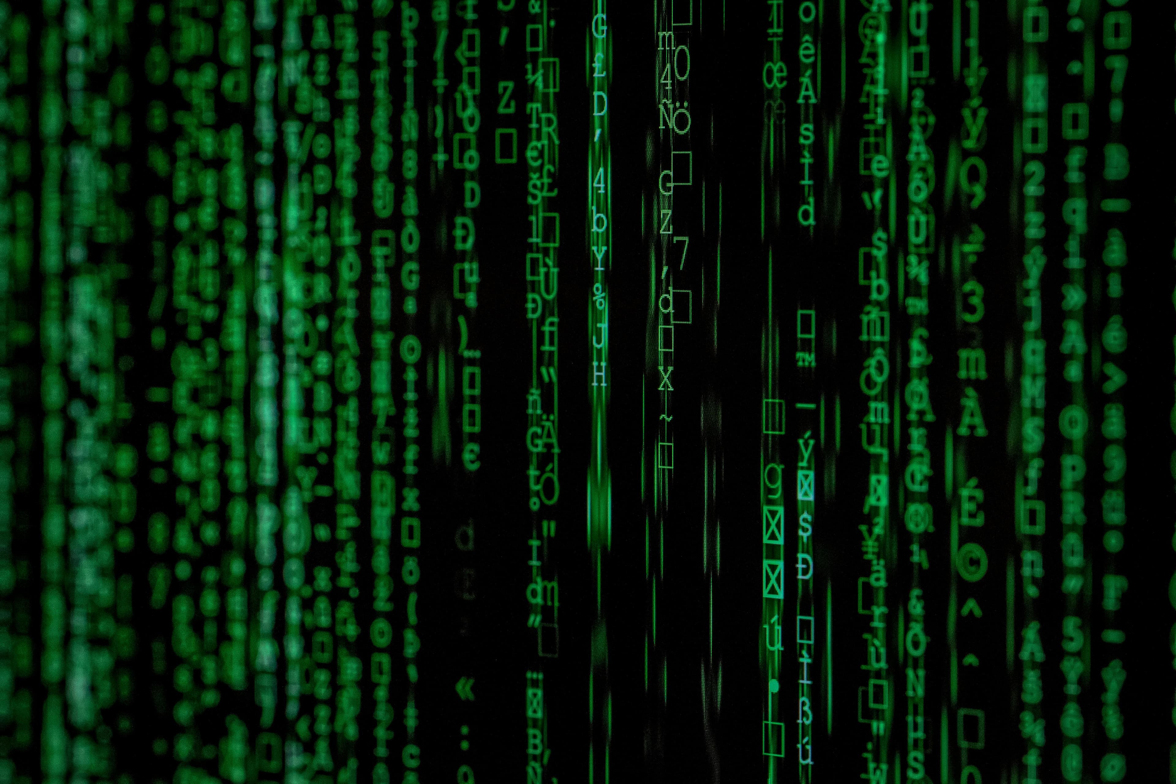 Tela com código binário verde representando segurança e análise de vulnerabilidades