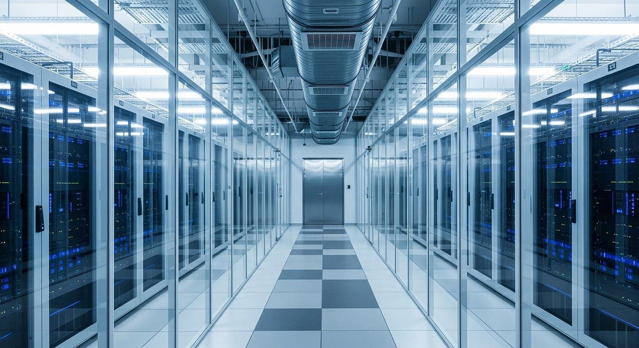 Corredor de data center com racks e iluminação azul