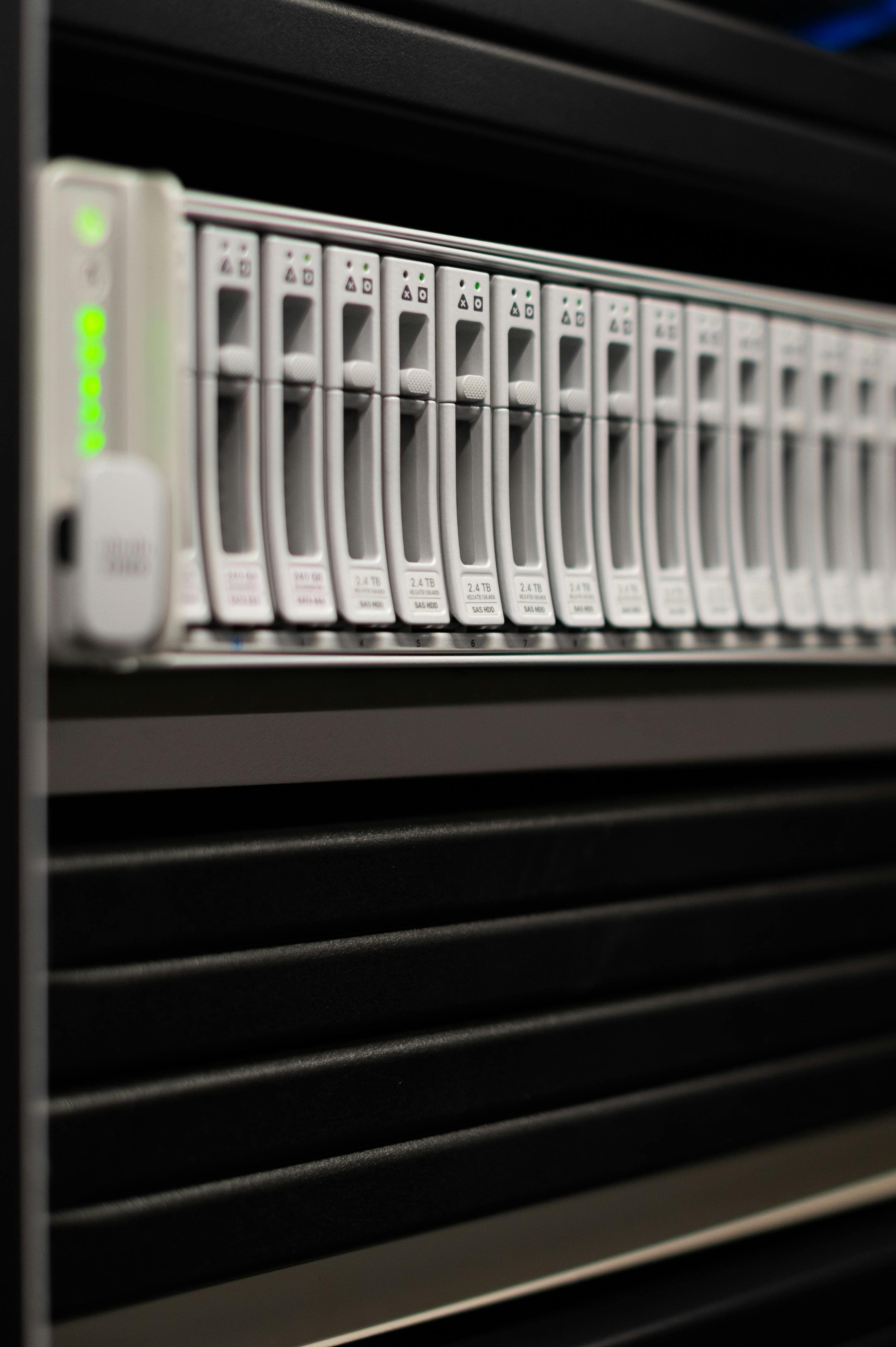 Detalhe de unidade de armazenamento em servidor, data center