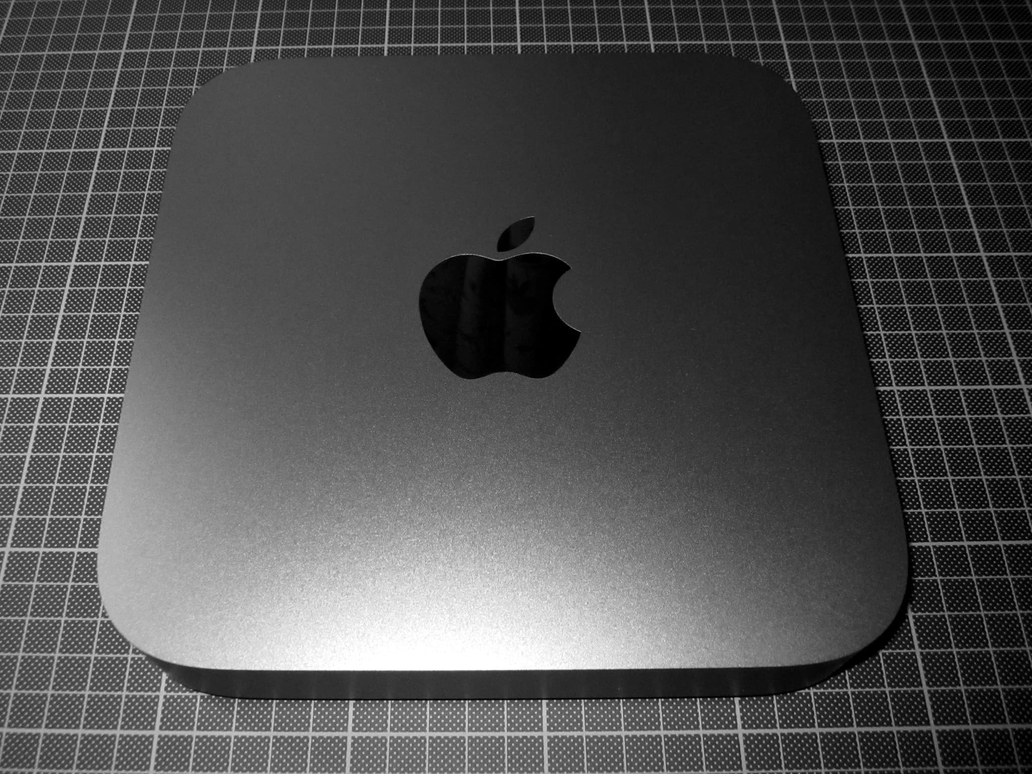 Mac mini cinza espacial visto de cima, símbolo da Apple ao centro