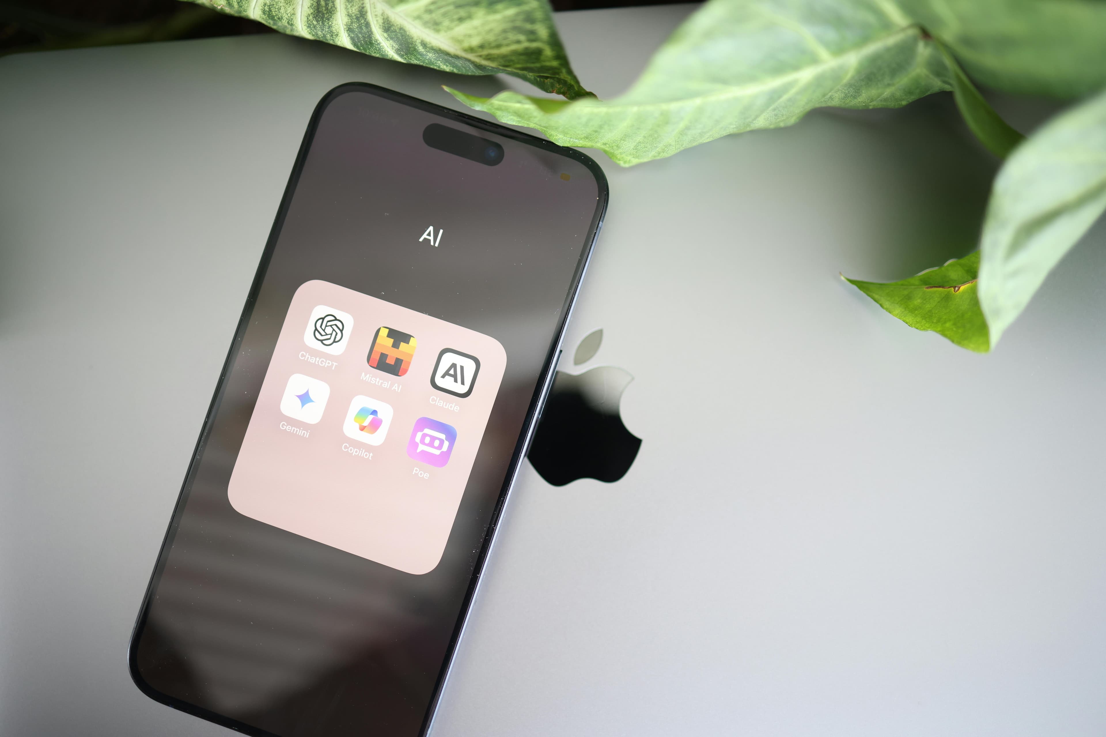 Smartphone exibindo pasta de apps de IA, referência ao telefone com Alexa