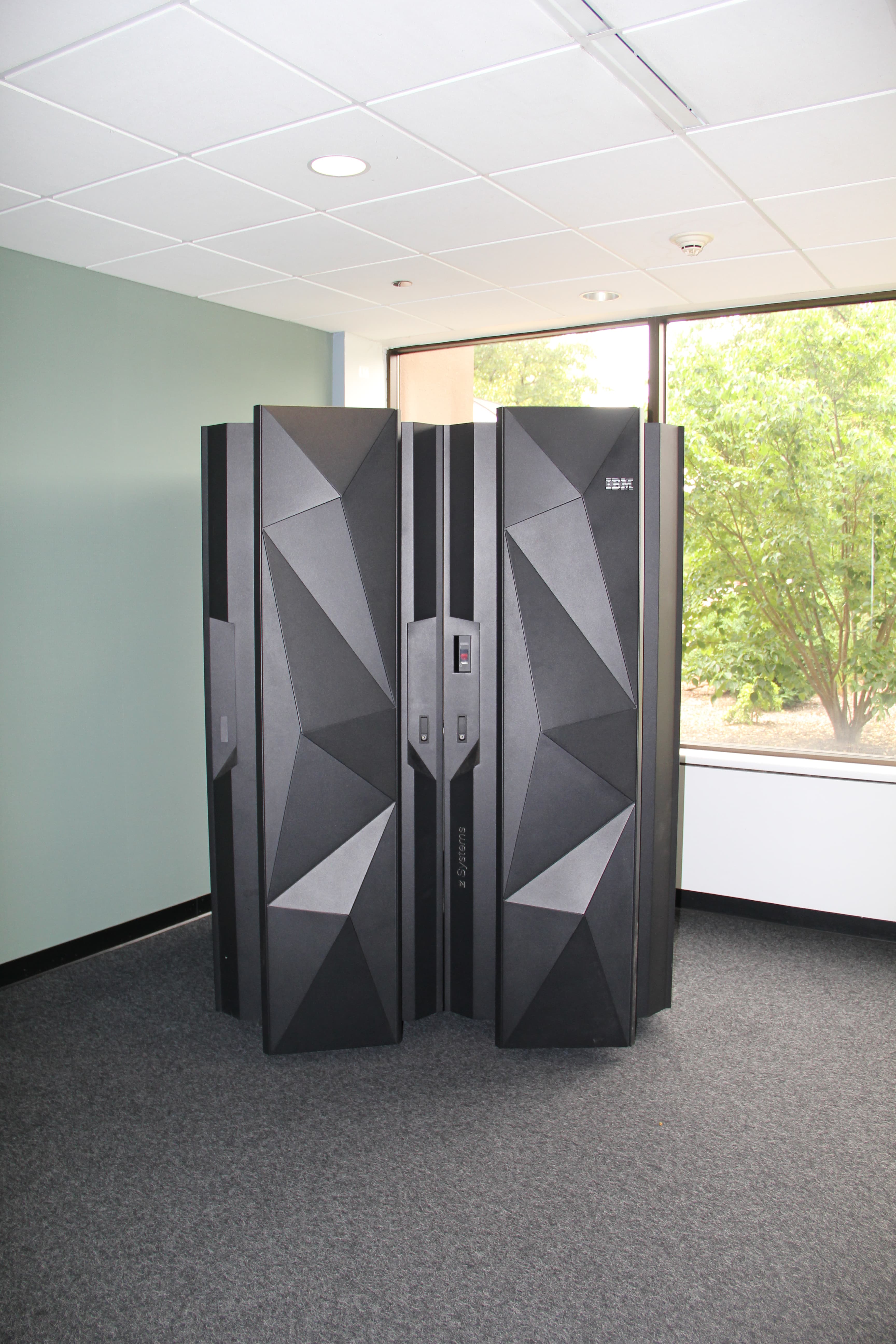 IBM z14 em ambiente corporativo, representando o ecossistema de mainframe