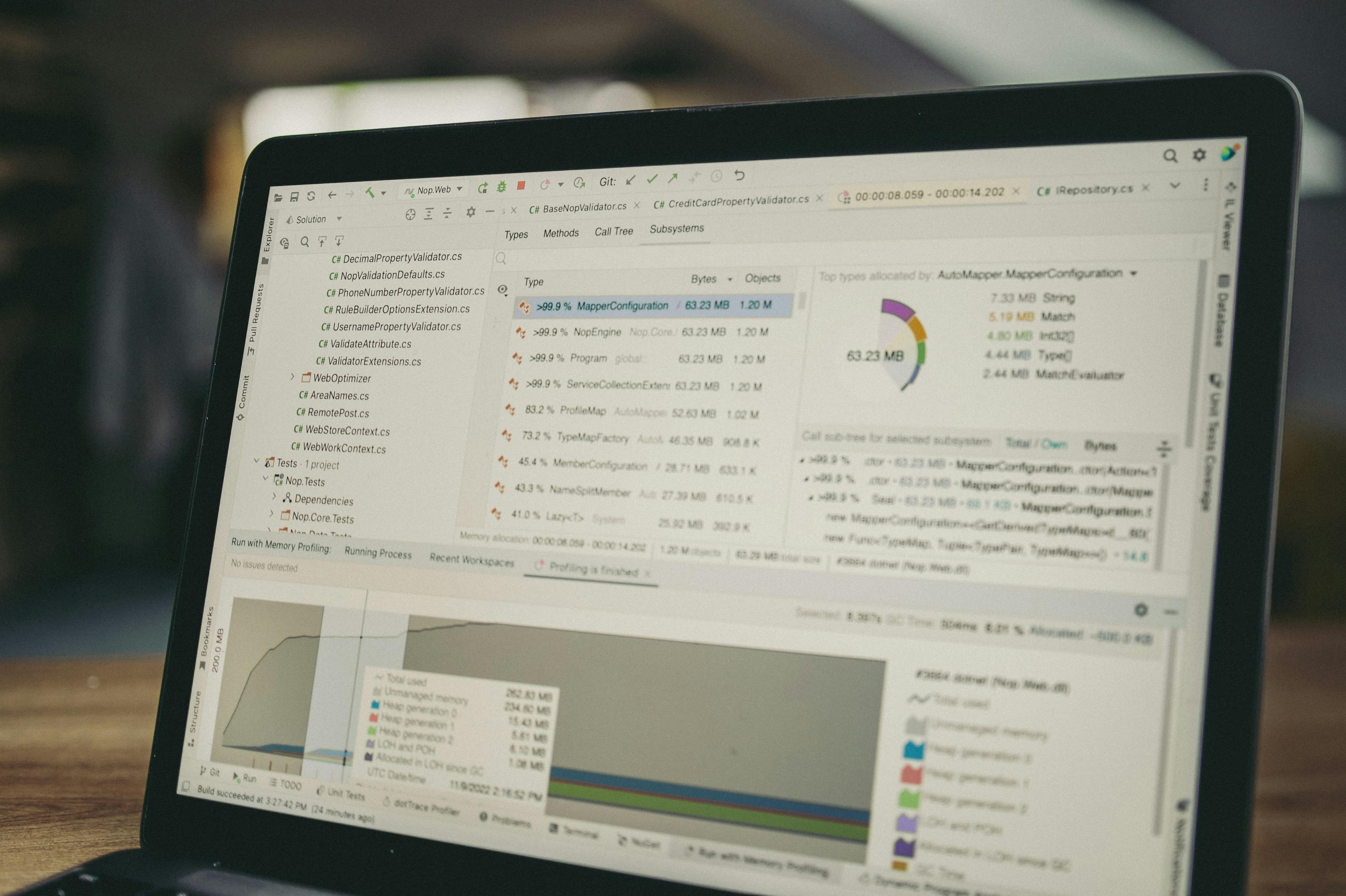 Tela de laptop com IDE e métricas, representando testes de UI com automação