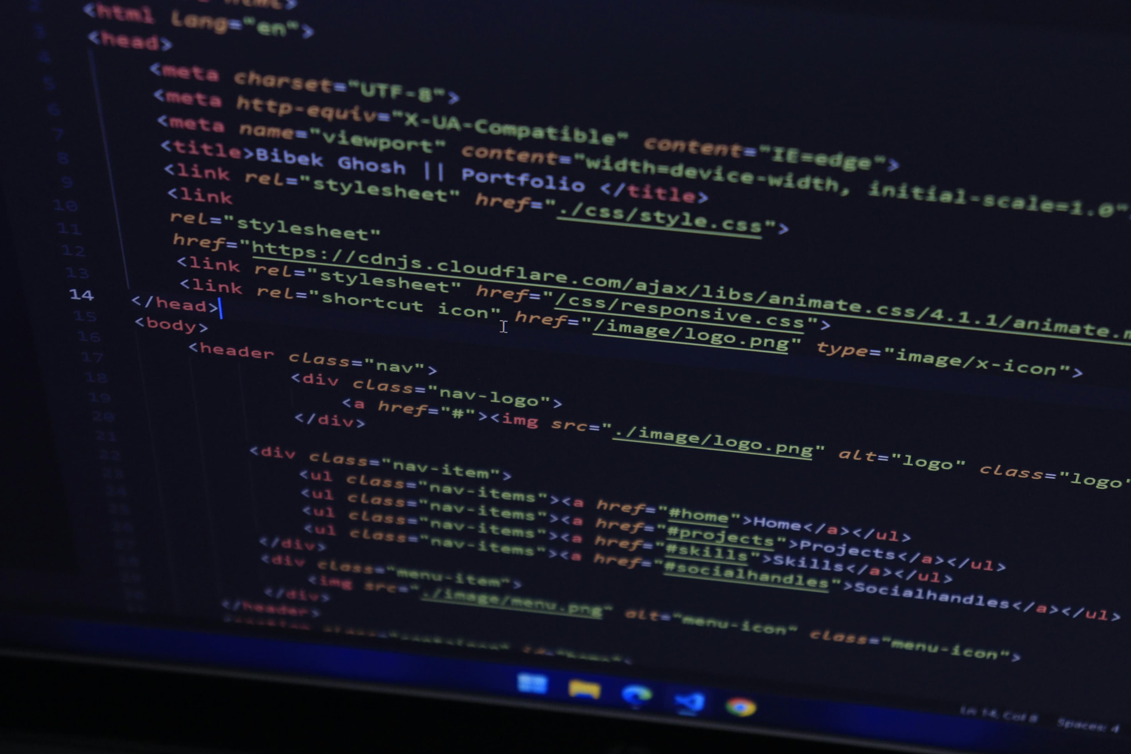 Tela de computador exibindo código em destaque