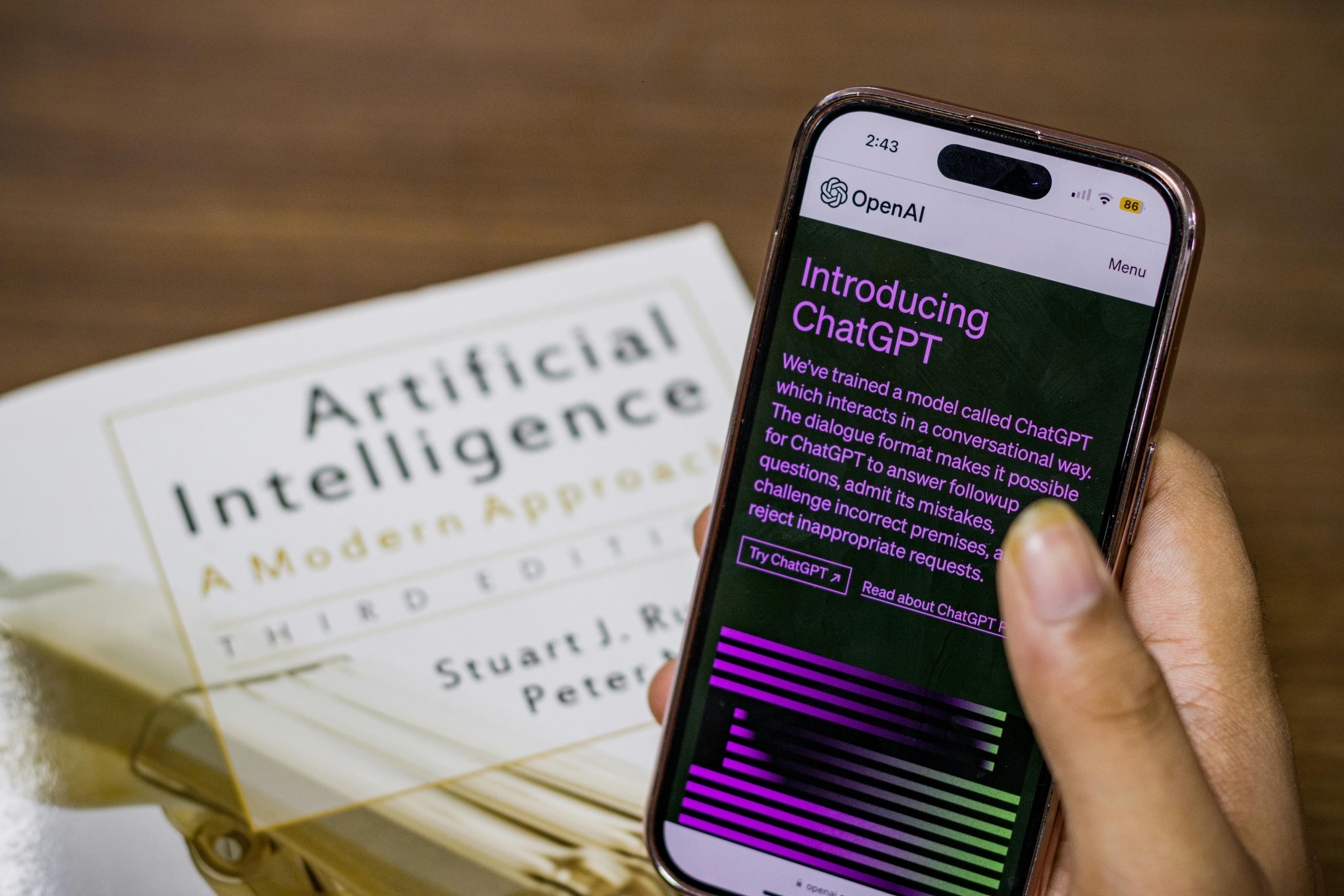 Smartphone exibindo interface de chatbot sobre livro de IA