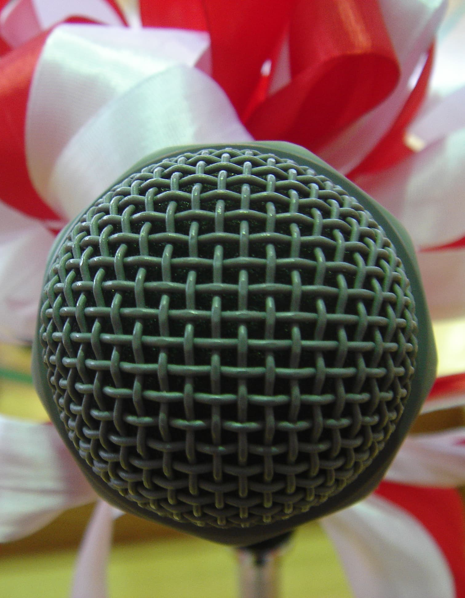 Close-up de microfone simbolizando captação de voz para reconhecimento de fala