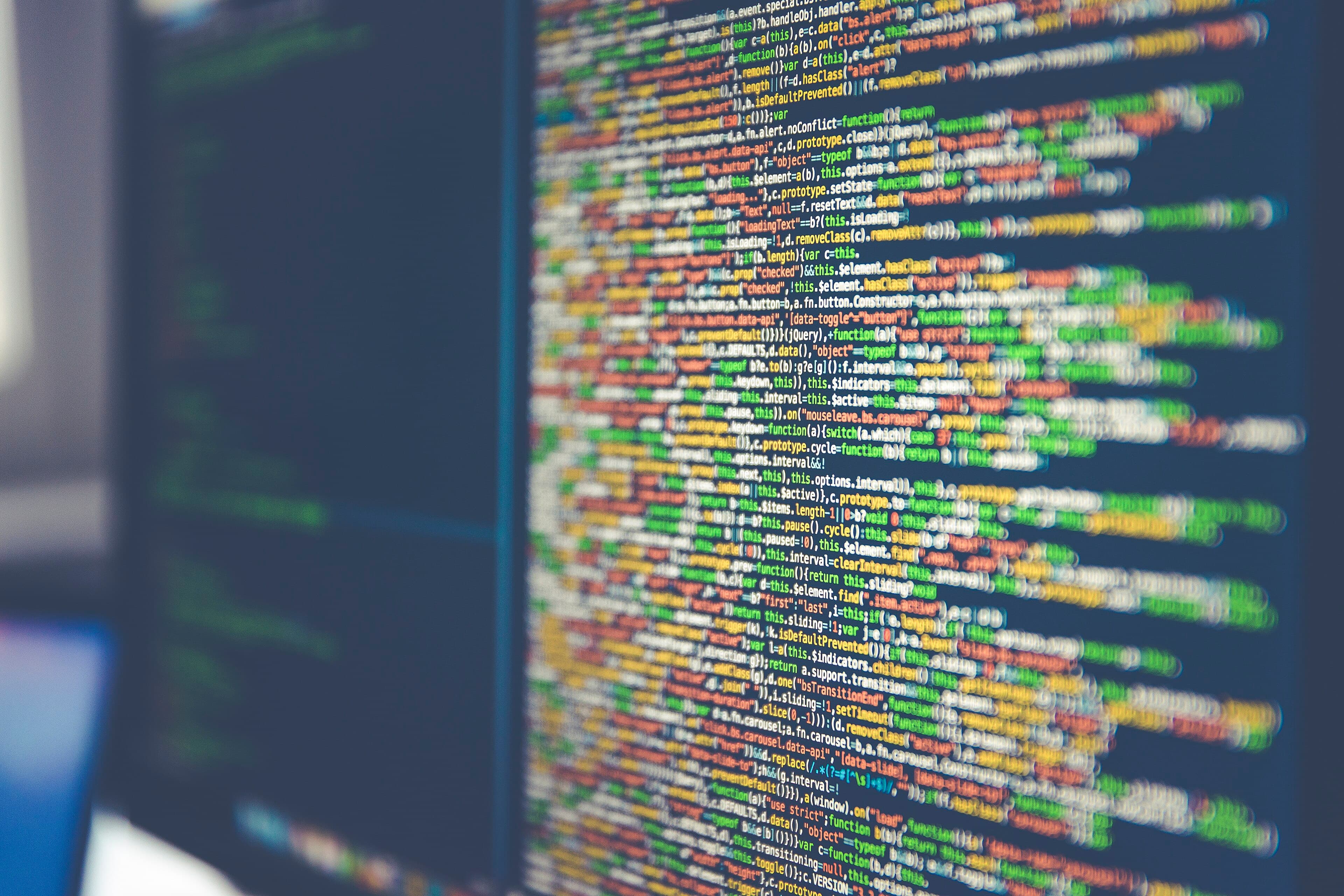 Linhas de código multicoloridas exibidas em um monitor
