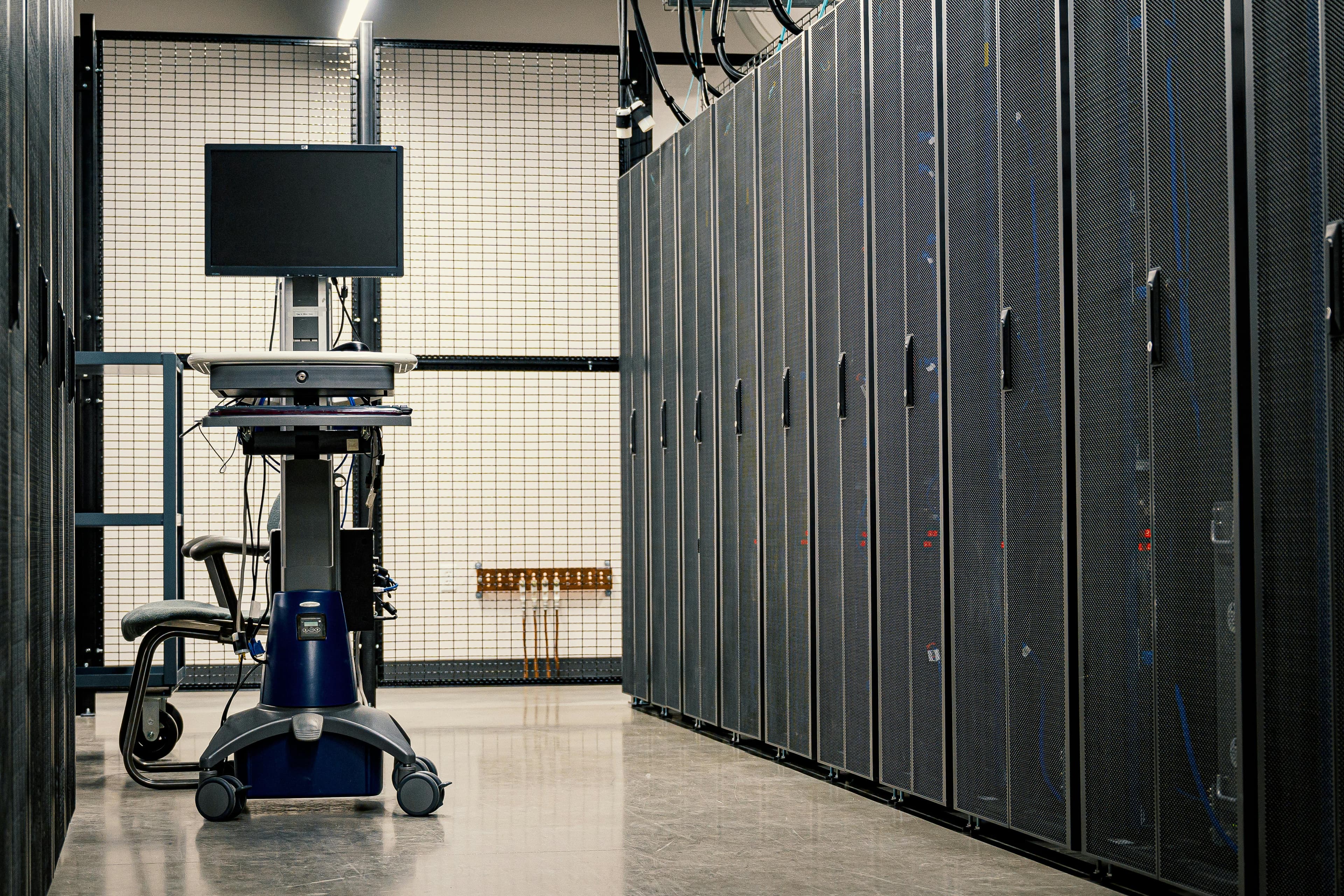 Racks de servidores em data center, representando auditoria e logs de segurança