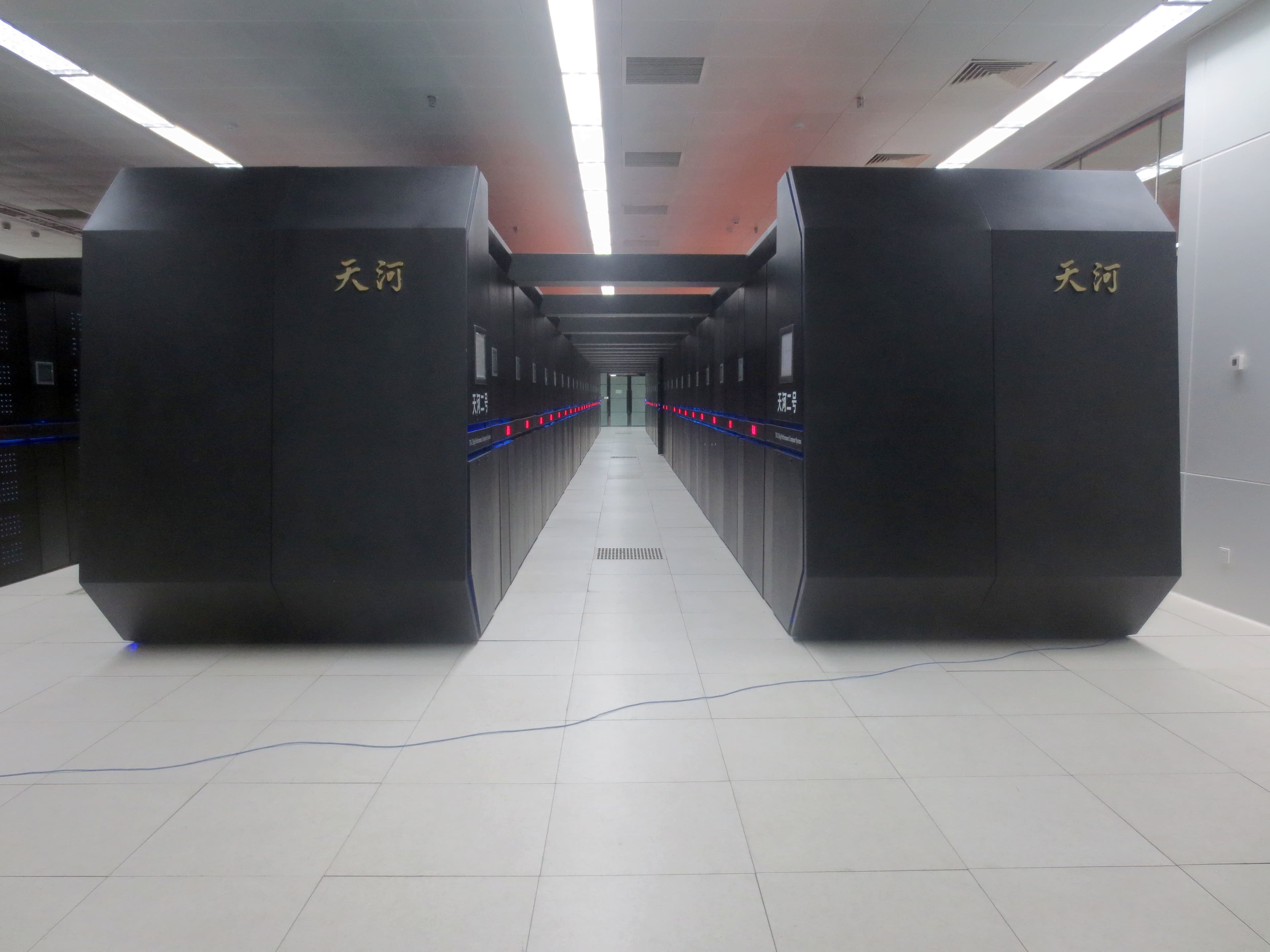 Corredor principal do supercomputador Tianhe-2 no centro nacional de Guangzhou