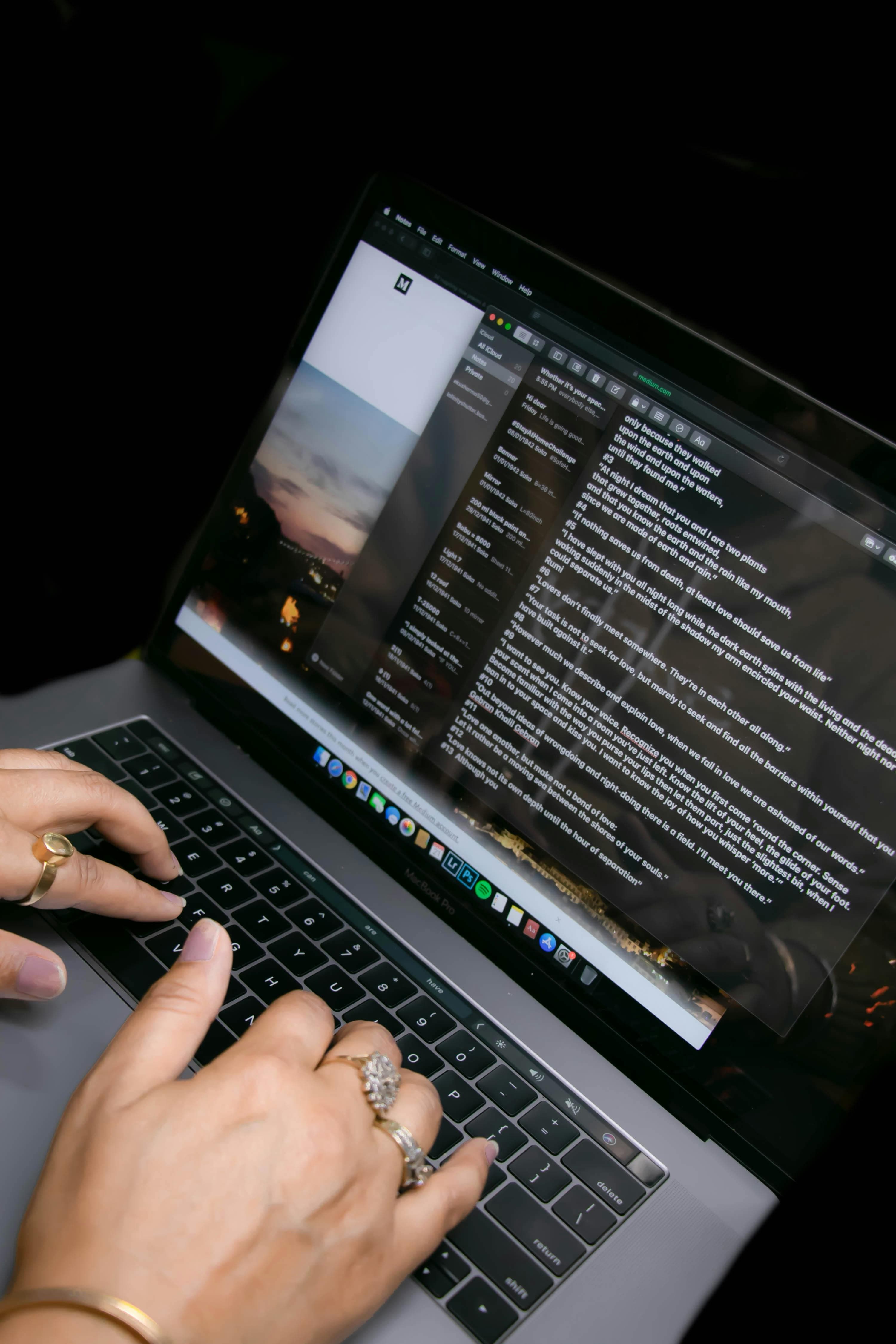 Laptop com cliente de e-mail aberto, simbolizando triagem e automação com IA