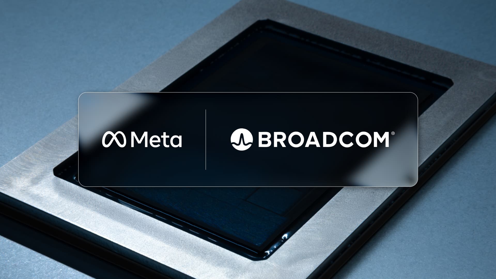 Logos de Meta e Broadcom sobre wafer de silício, parceria MTIA