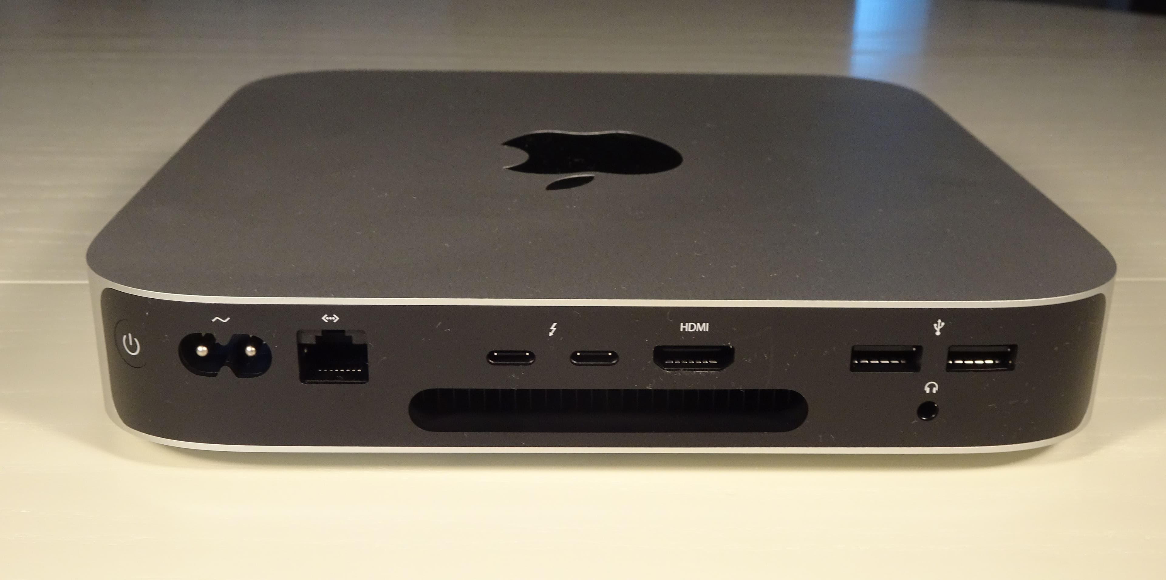 Vista traseira do Mac mini com portas Thunderbolt, HDMI e Ethernet