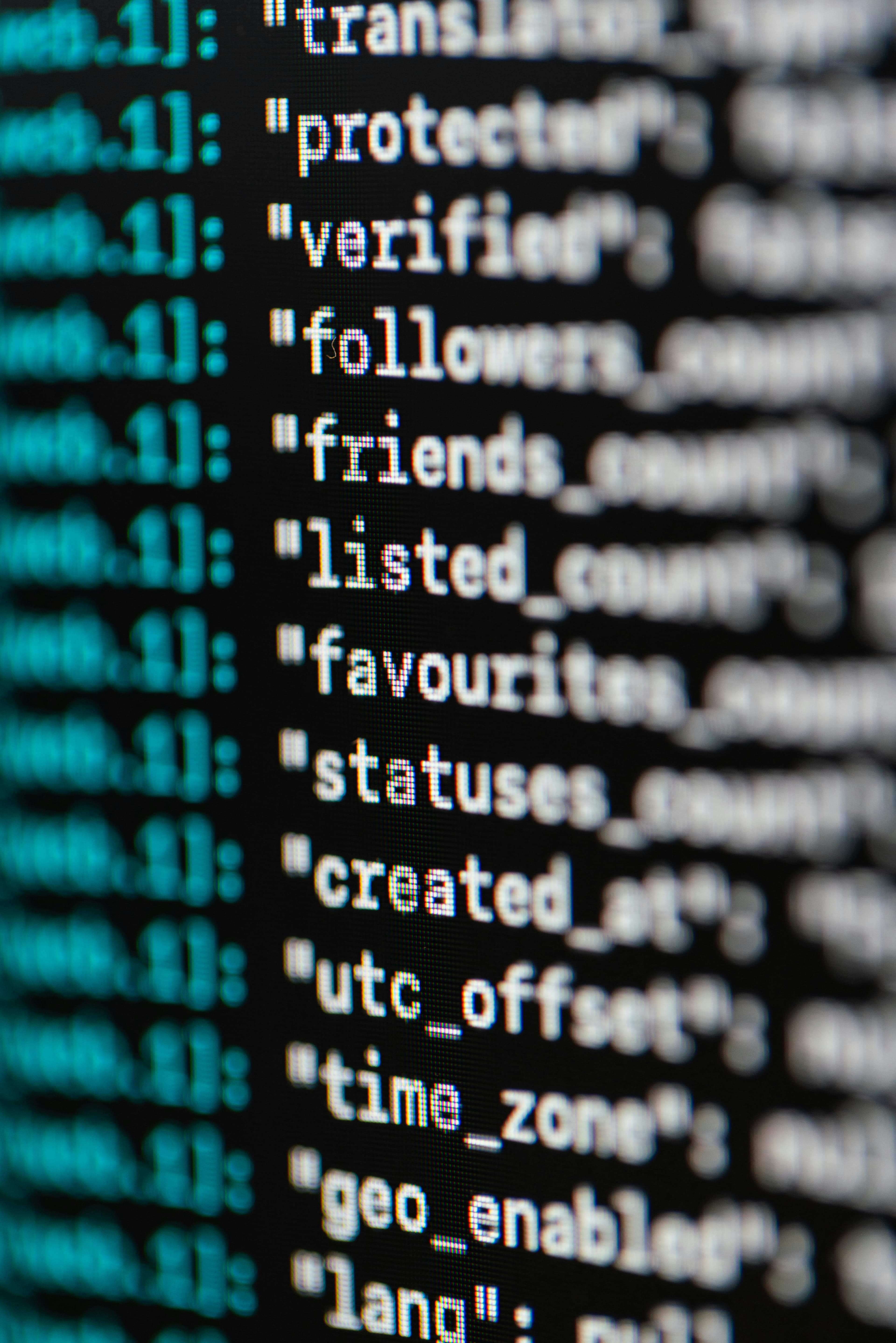 Close de linhas de código em tela, representando contexto recente para IA