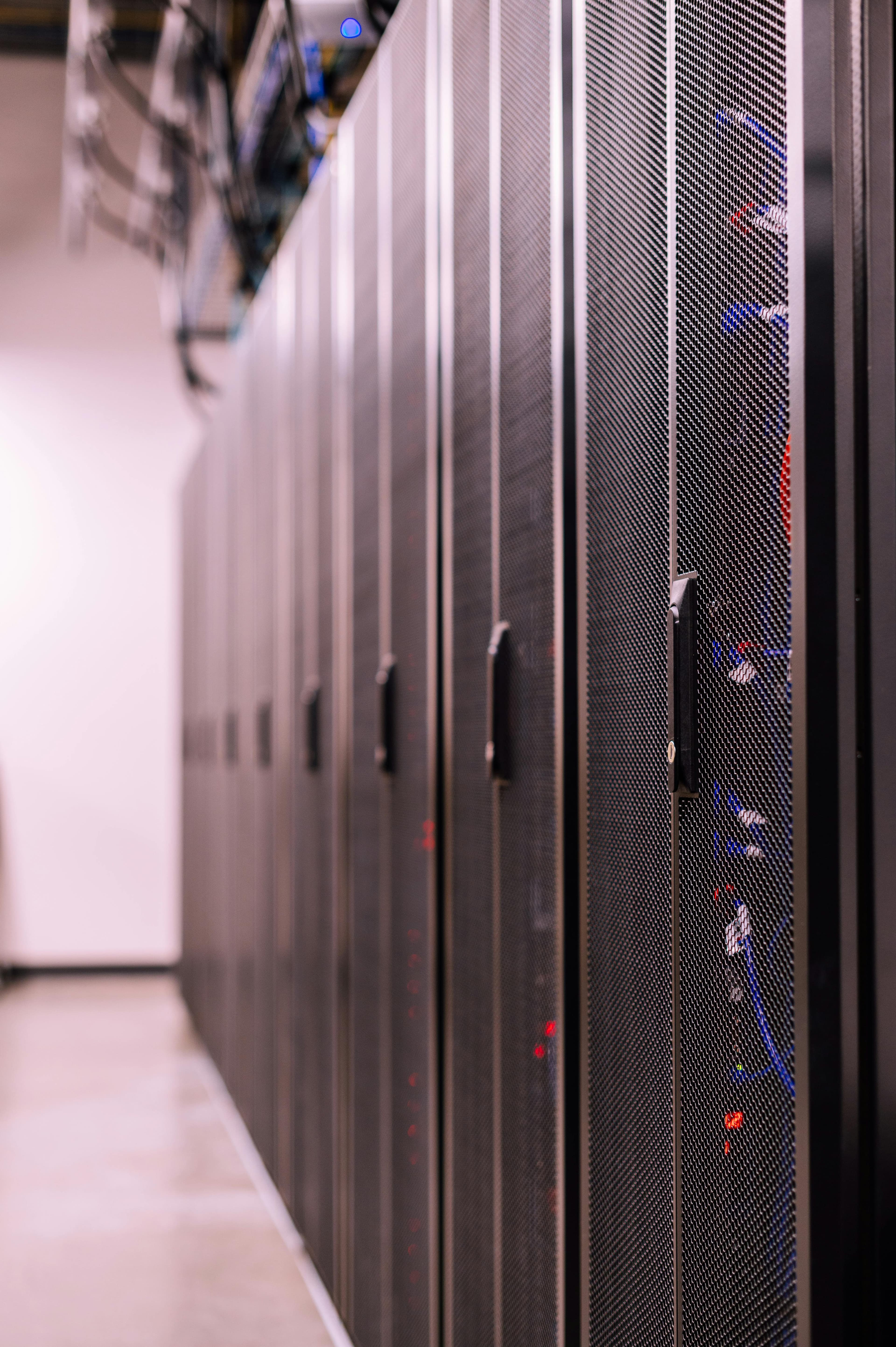 Racks de servidores em data center moderno