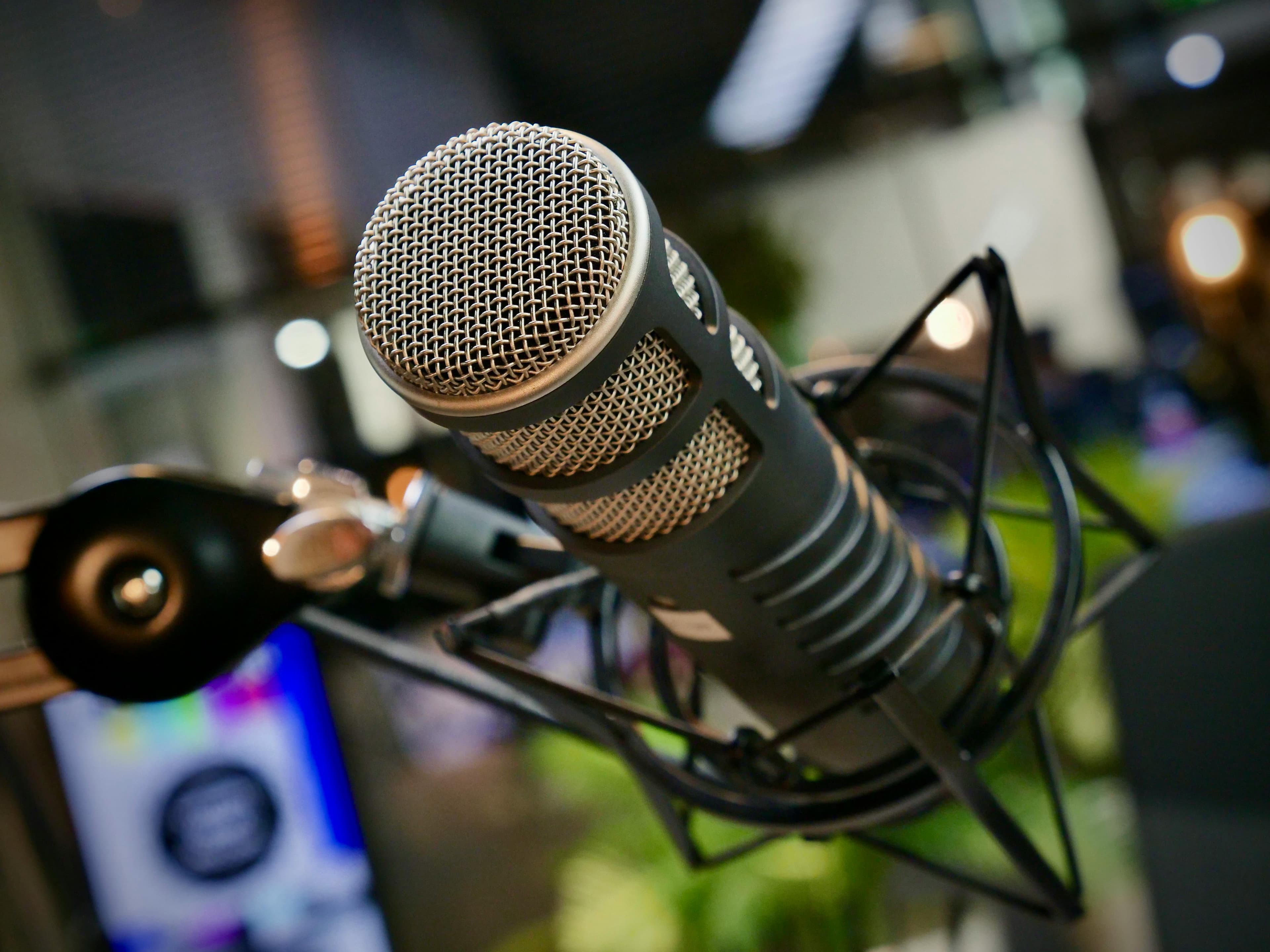 Microfone de estúdio em close, representando podcasts sobre IA