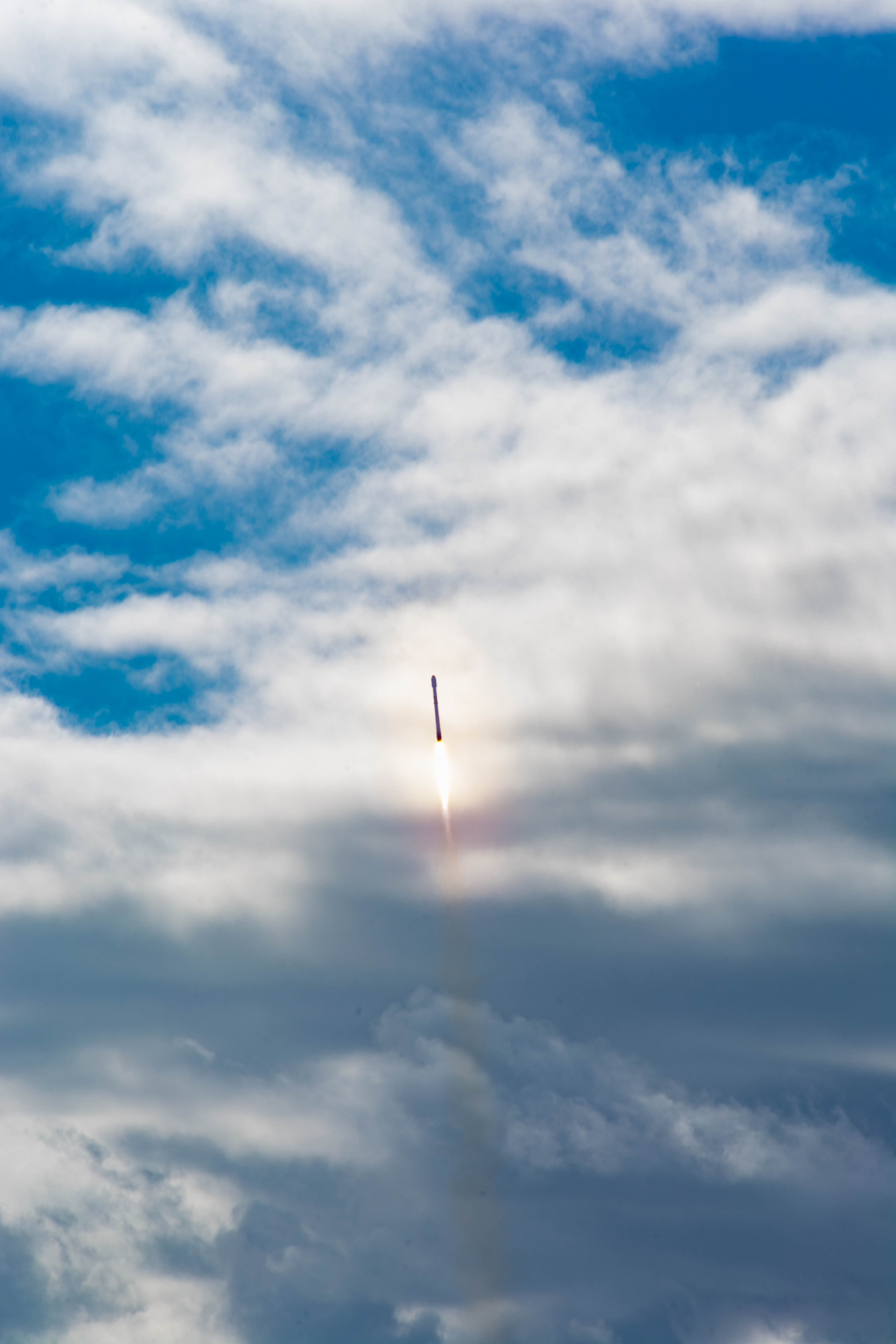 Lançamento do foguete Falcon 9 da SpaceX, céu noturno iluminado