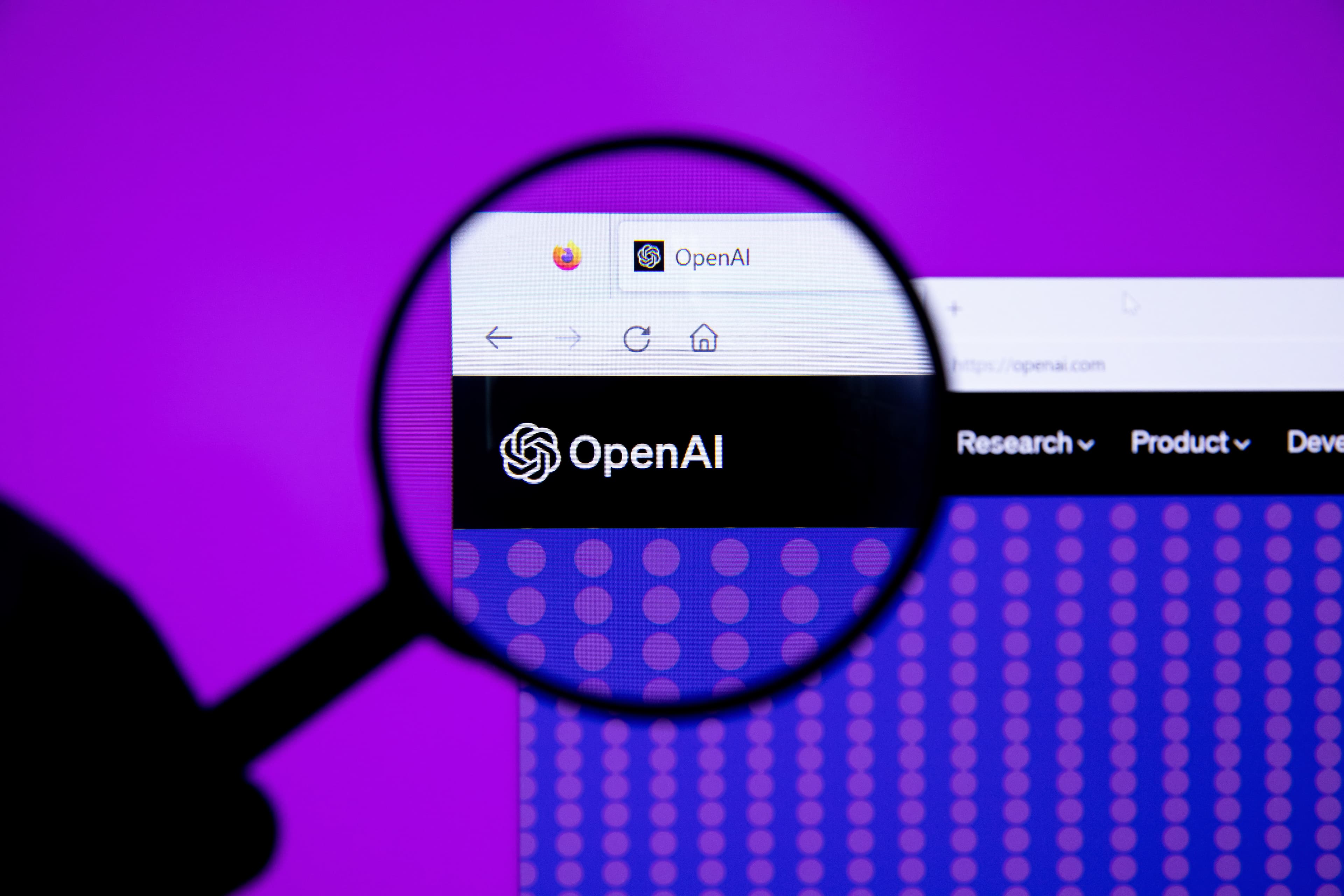 Logo da OpenAI ampliado por uma lupa em tela de computador