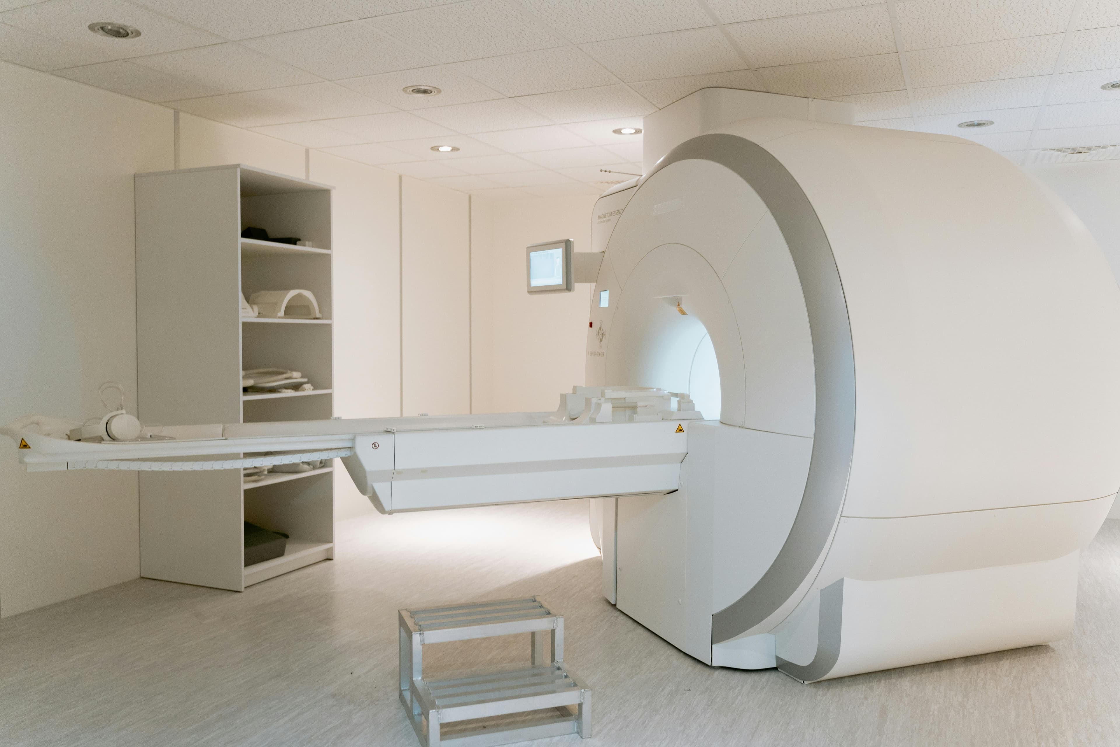 Sala de tomografia computadorizada com equipamento moderno de diagnóstico por imagem