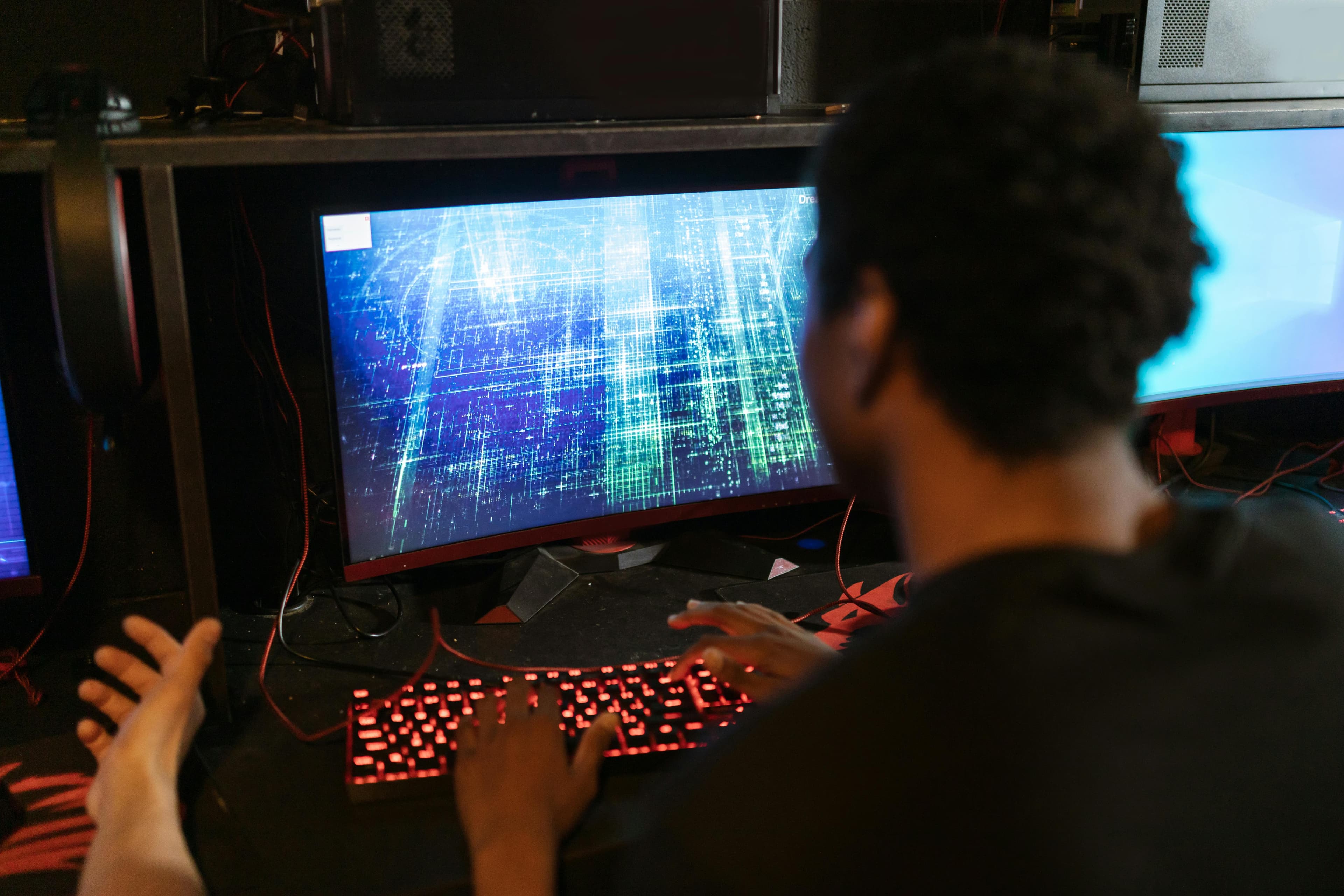 Pessoa usando computador para jogos com interface gráfica visível