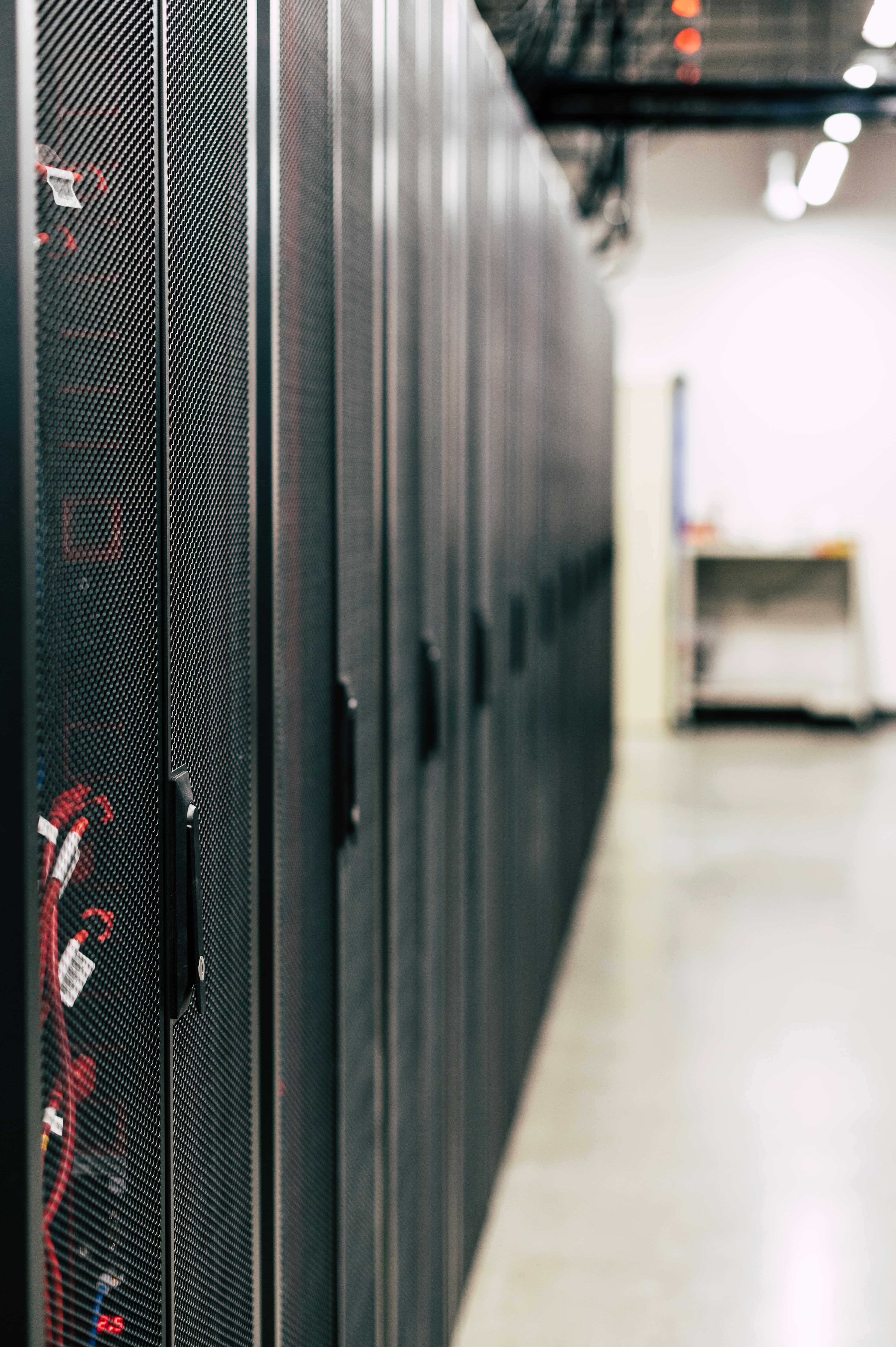 Corredor de racks de servidores em data center, representando computação distribuída