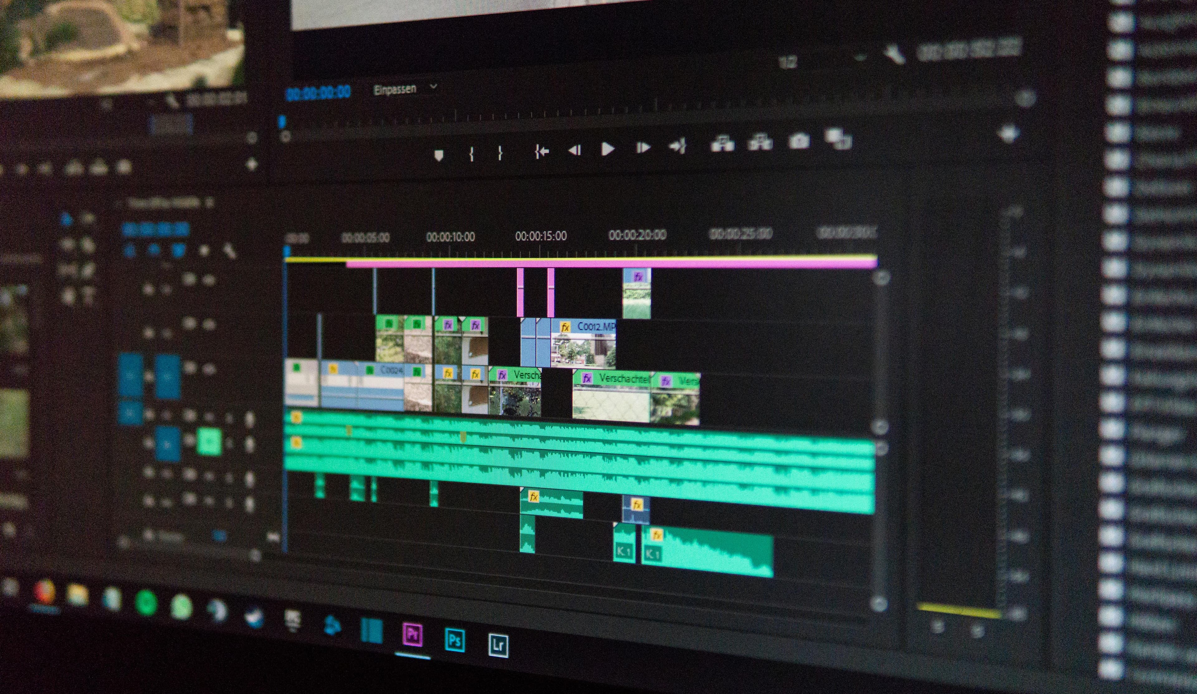 Timeline de edição de vídeo com múltiplas trilhas e interface profissional