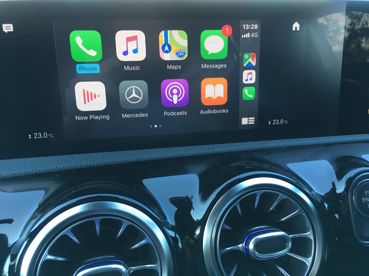 Interface do Apple CarPlay ativa no painel do carro