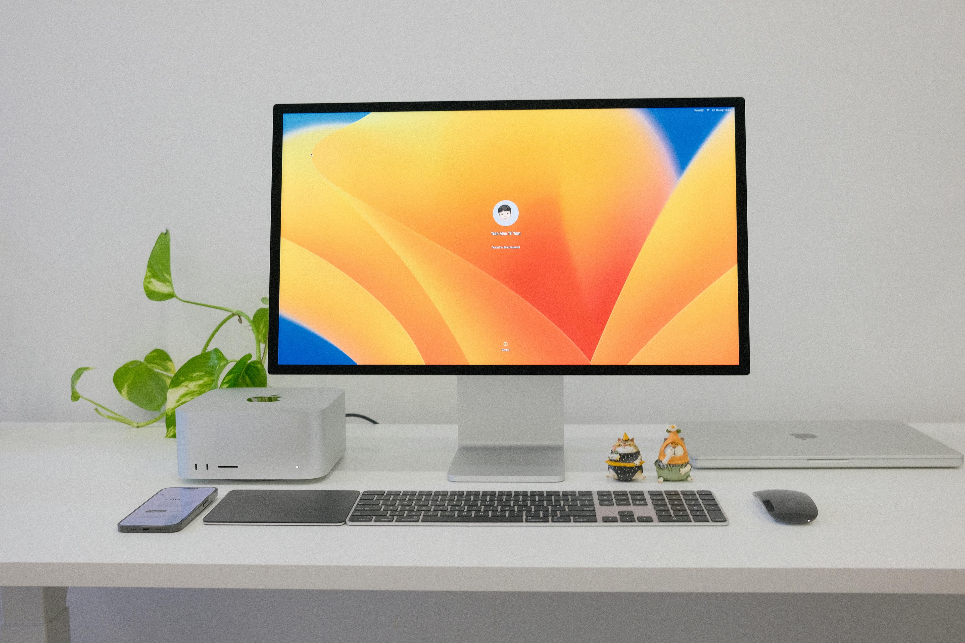 Setup de Mac com monitor e teclado em mesa branca