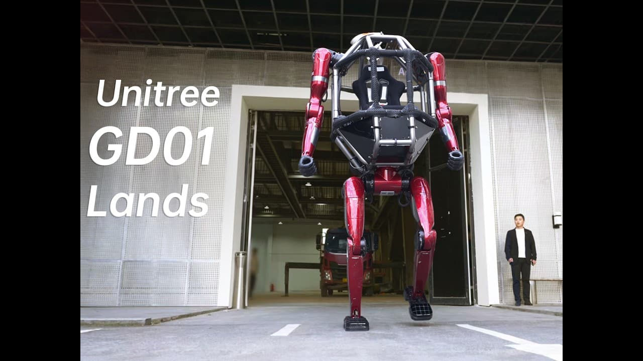 Frame oficial do mecha Unitree GD01 em demonstração, cockpit aberto e postura bípede