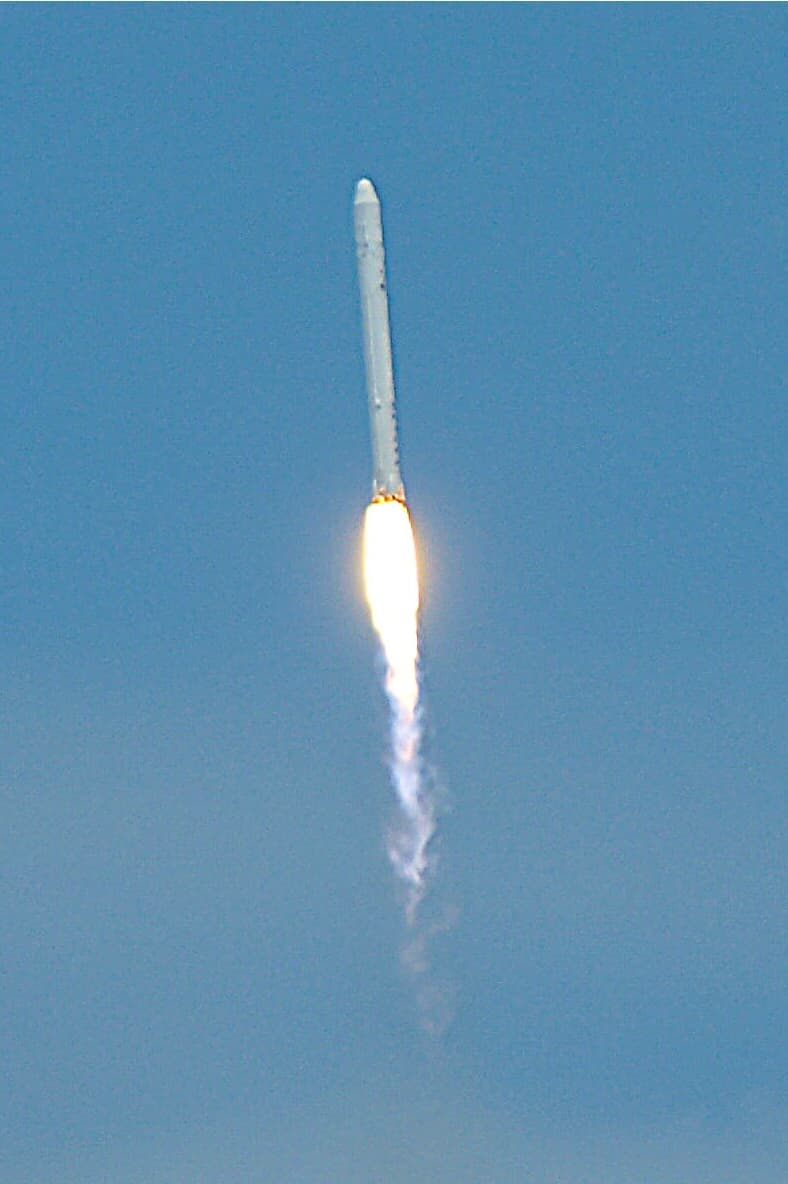 Foguete Falcon 9 decolando do Cabo Canaveral, ilustrando lançamentos para constelações