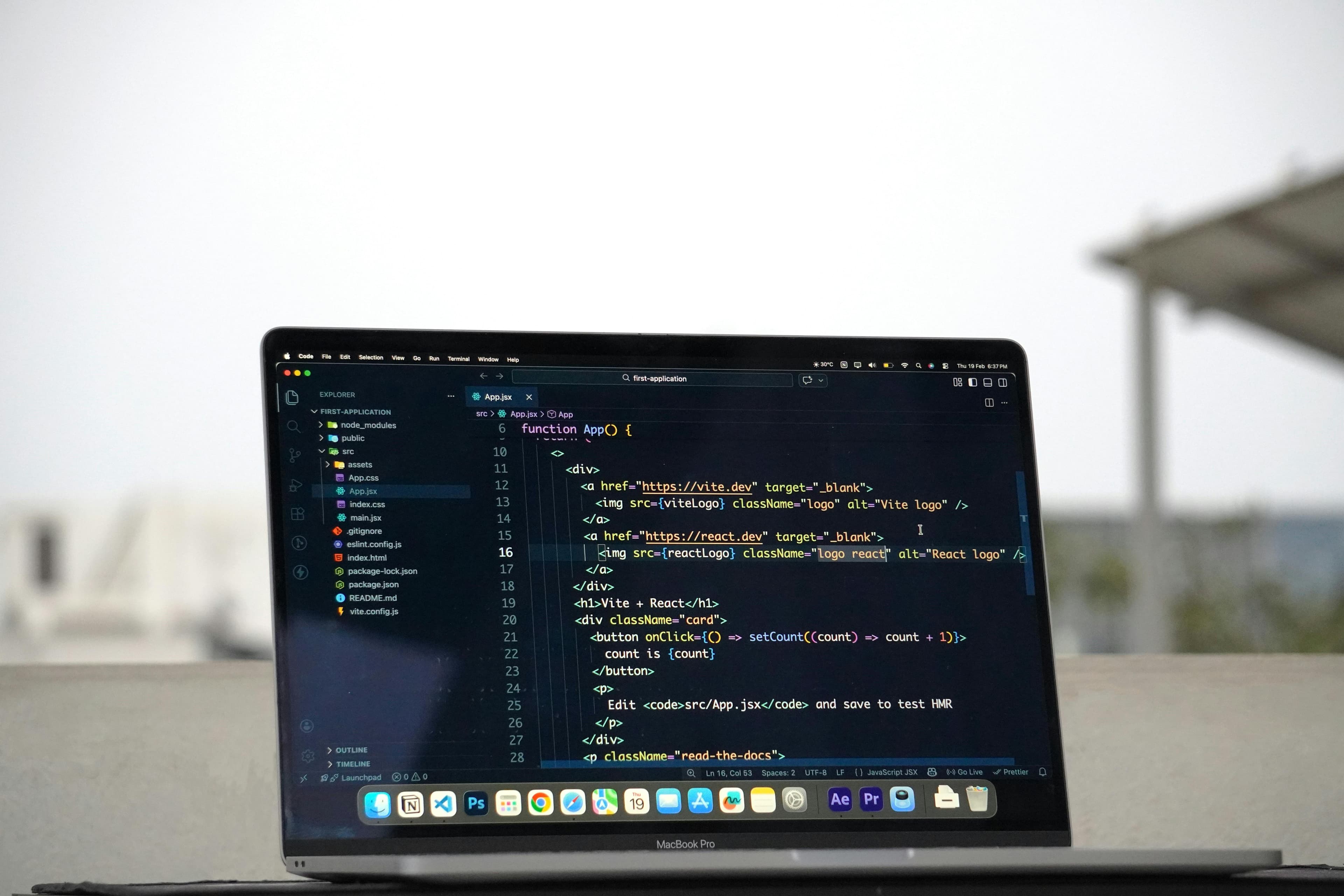 Laptop com editor de código aberto em ambiente escuro