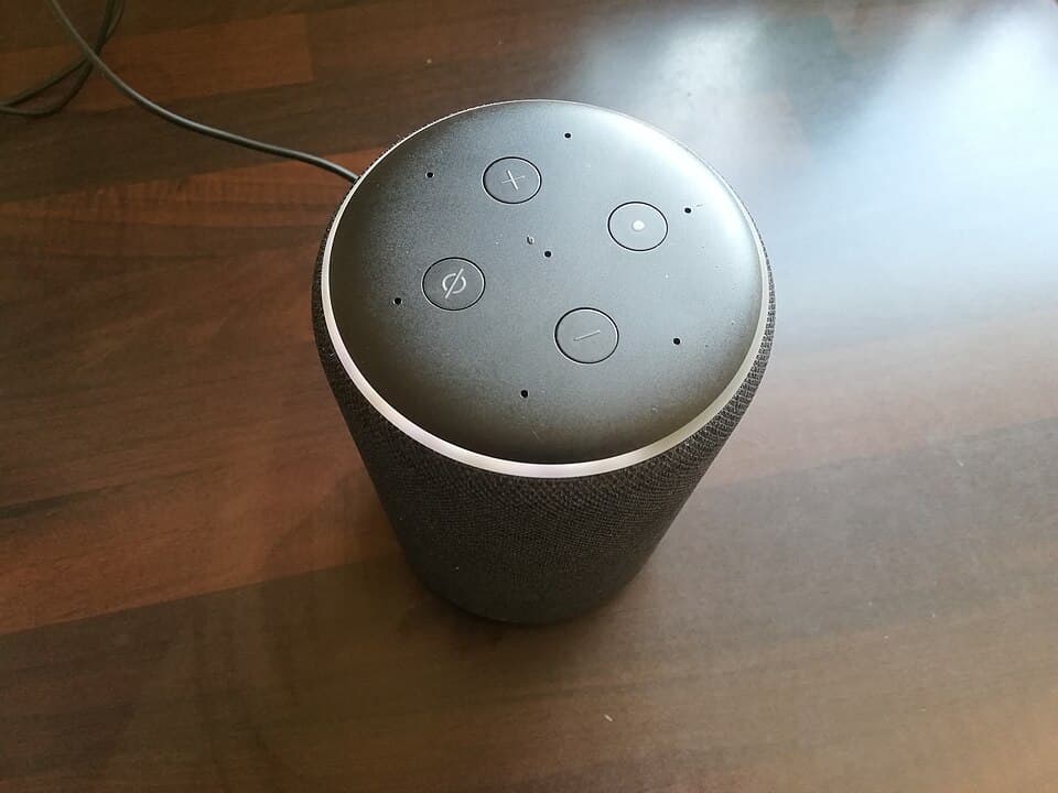 Dispositivo Amazon Echo com anel de luz branco ativado