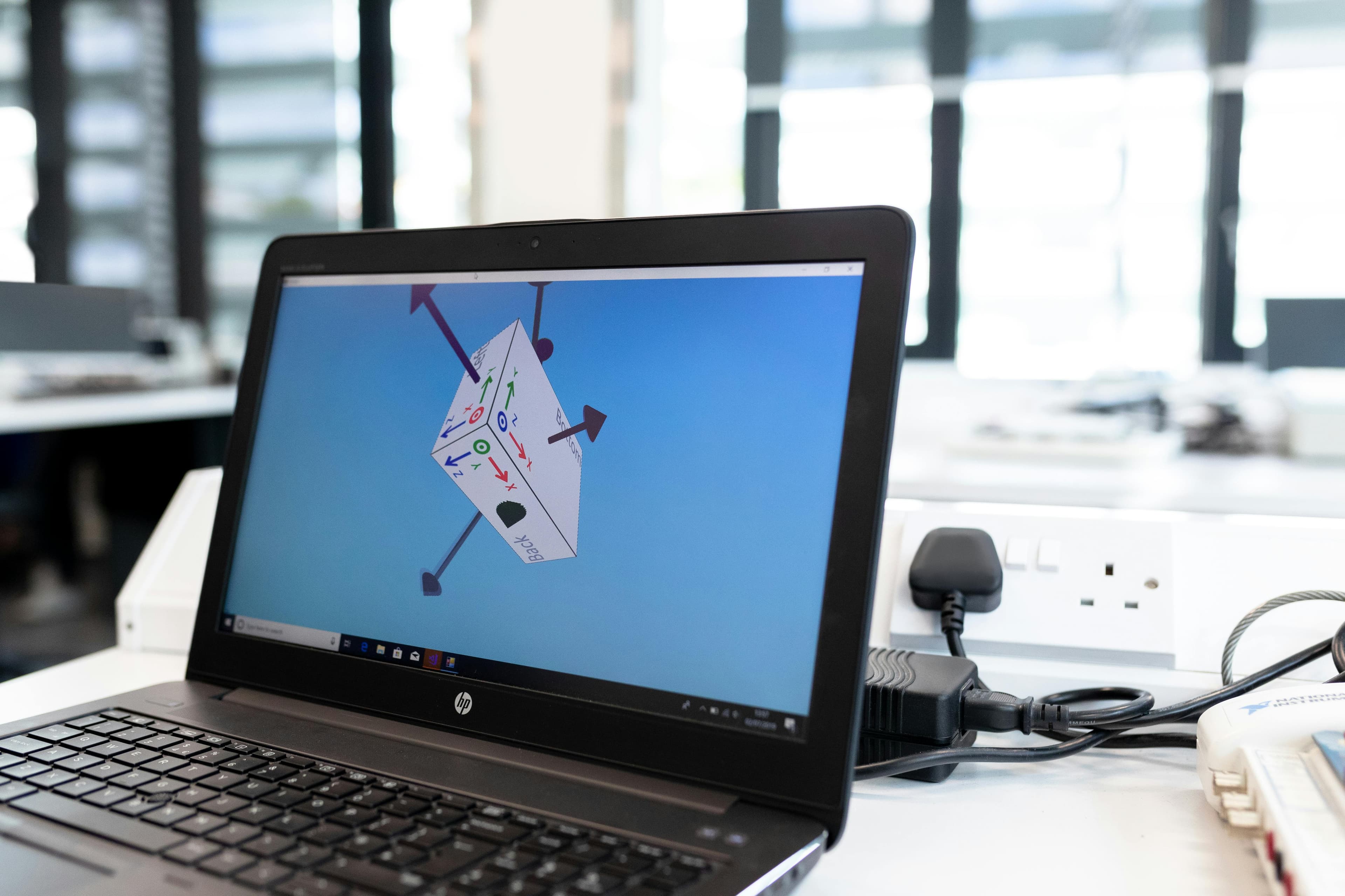 Laptop exibindo software de design, simbolizando colaboração em tempo real no Stitch