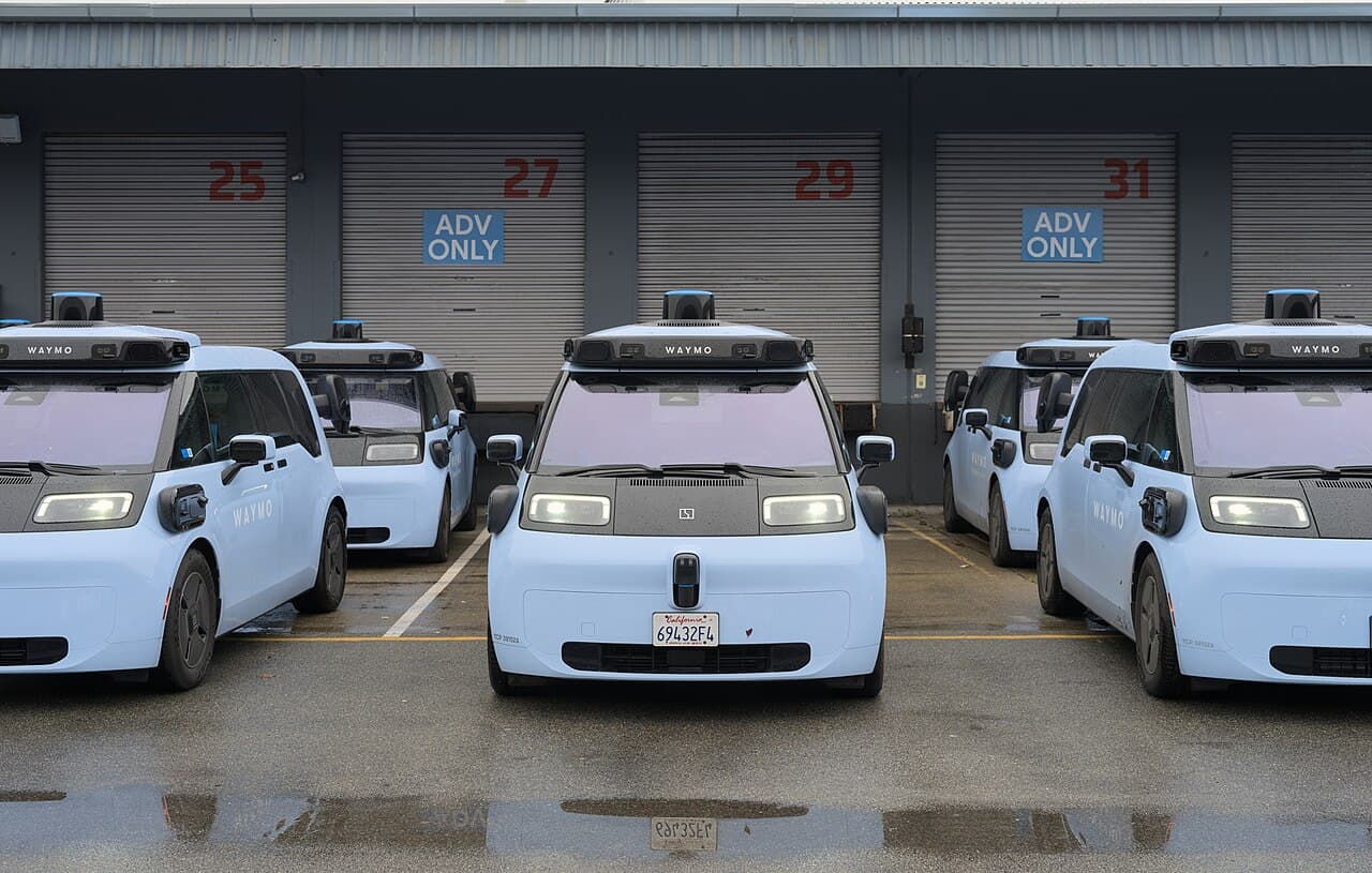 Frota Waymo Ojai estacionada no pátio operacional