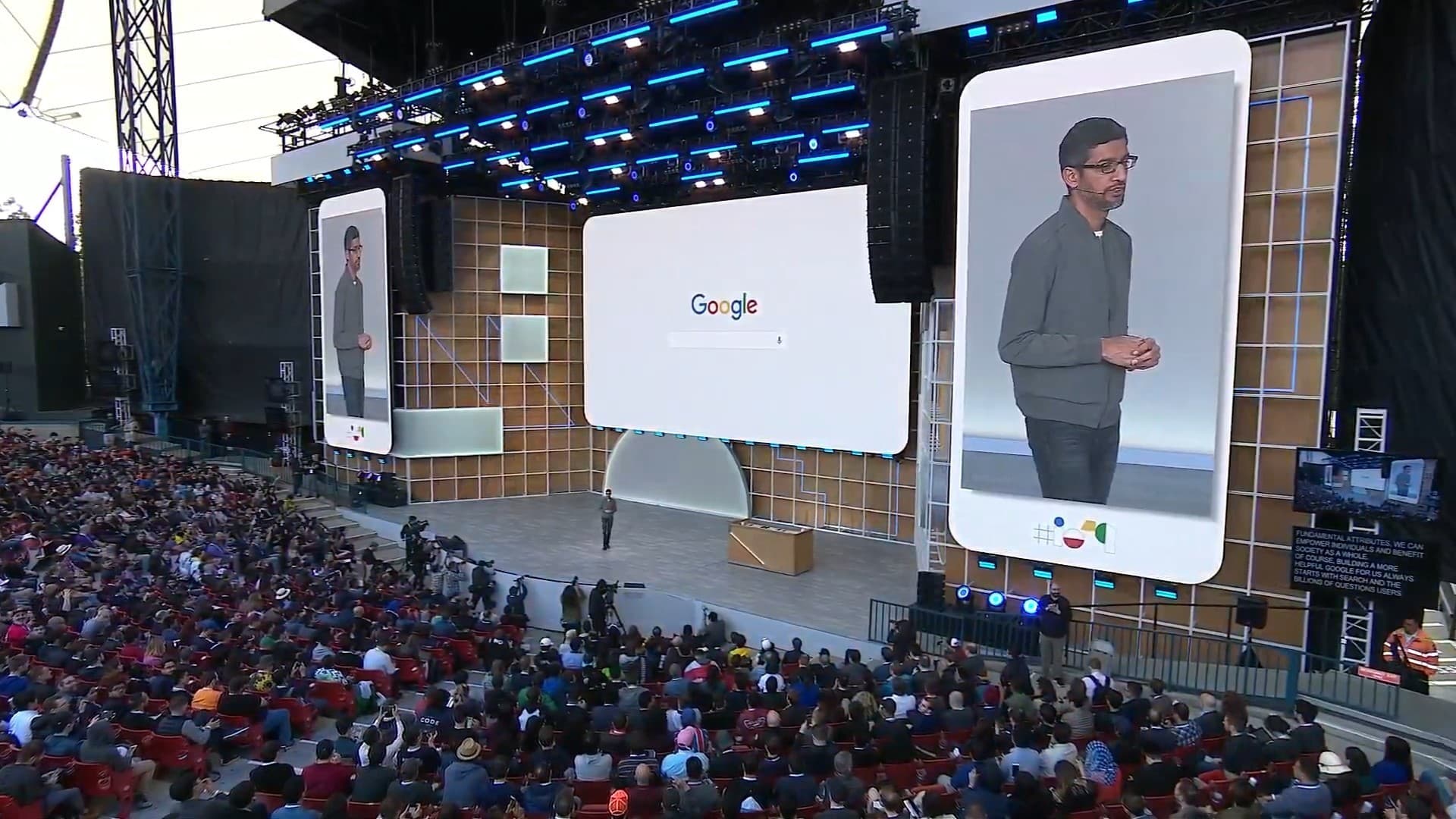 Palco do Google I/O com apresentação e público vistos de cima