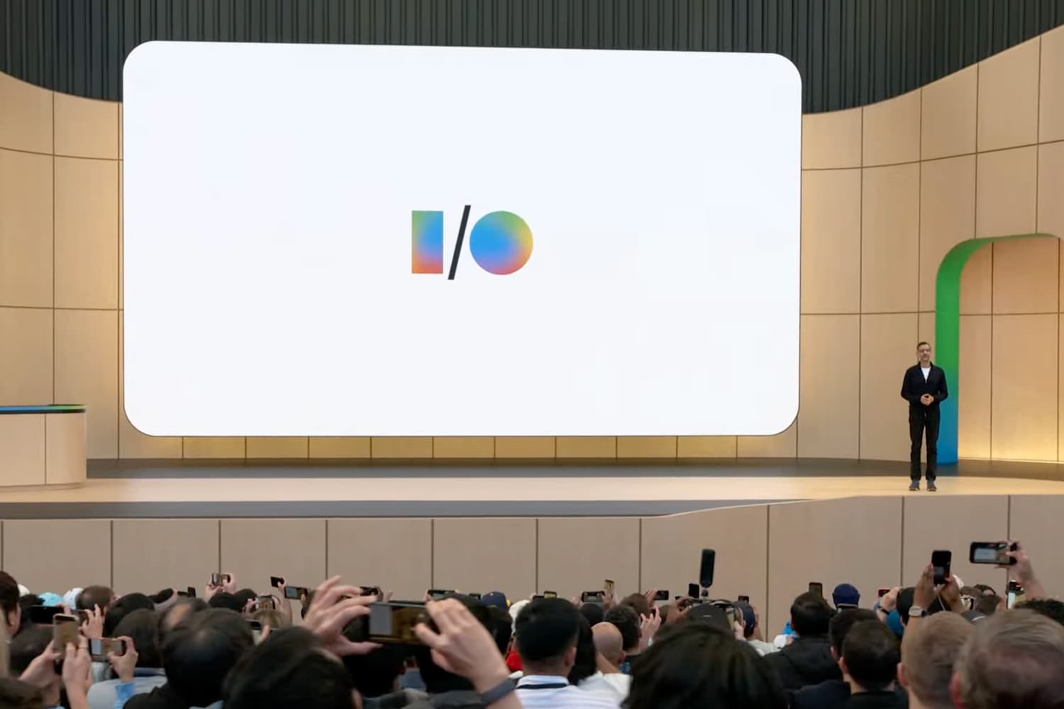 Sundar Pichai no palco do Google I/O 2026, logotipo I/O em painel gigante